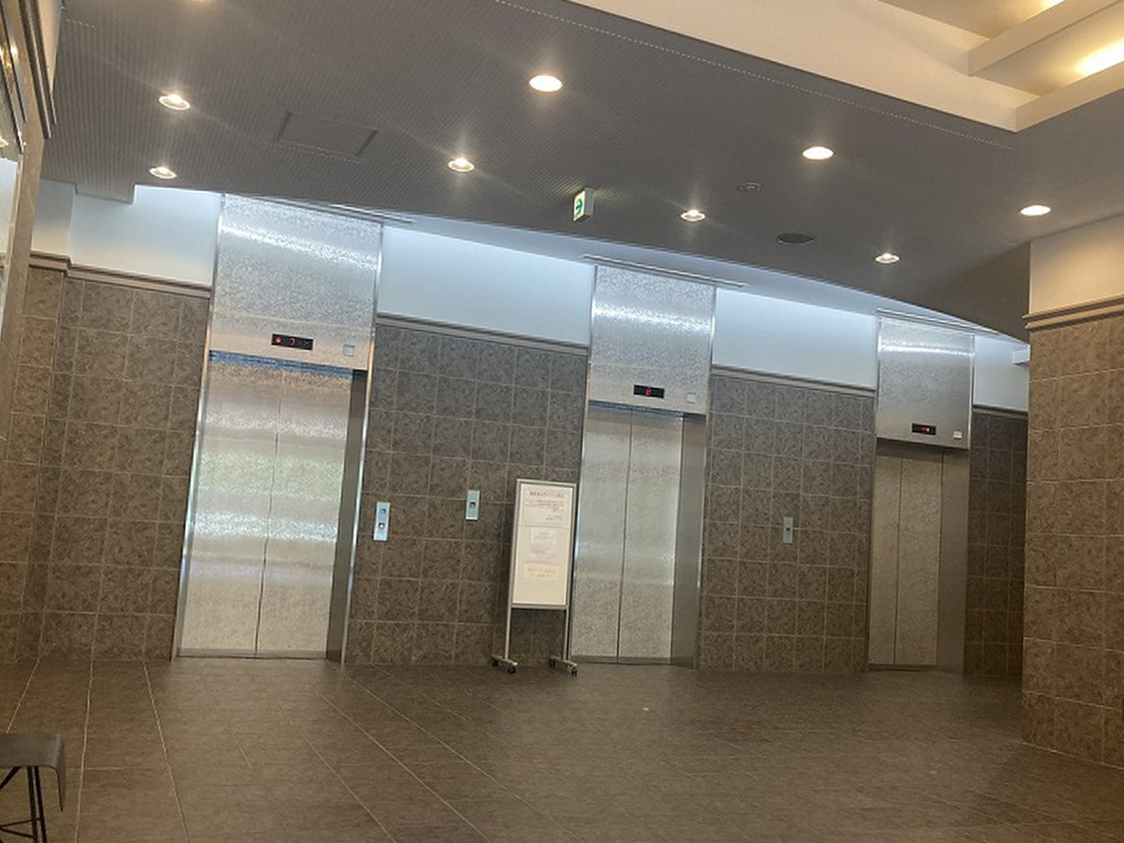 エレベーター(3基)