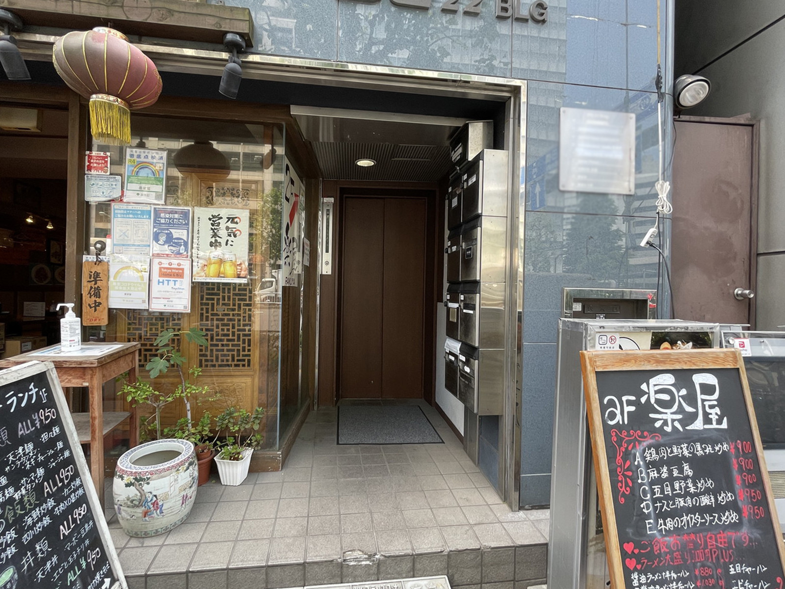 オフィスビル出入口