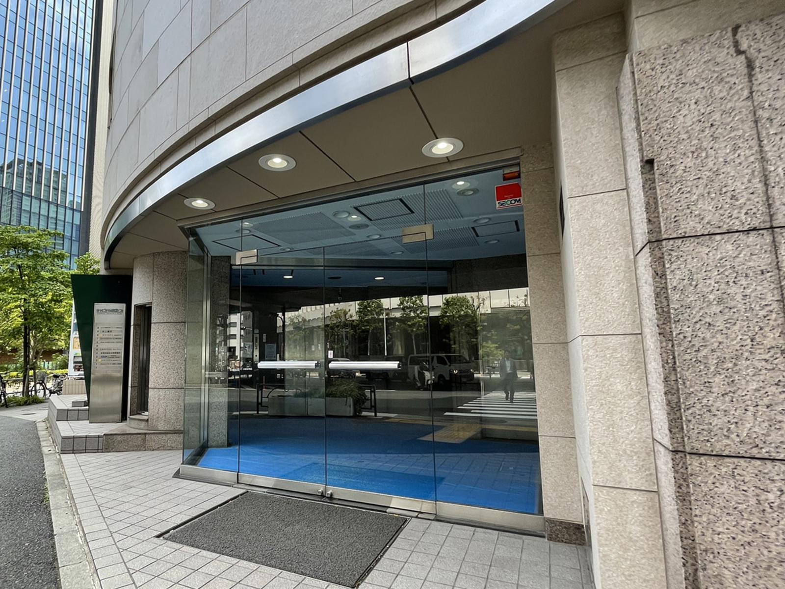 オフィスビル出入口