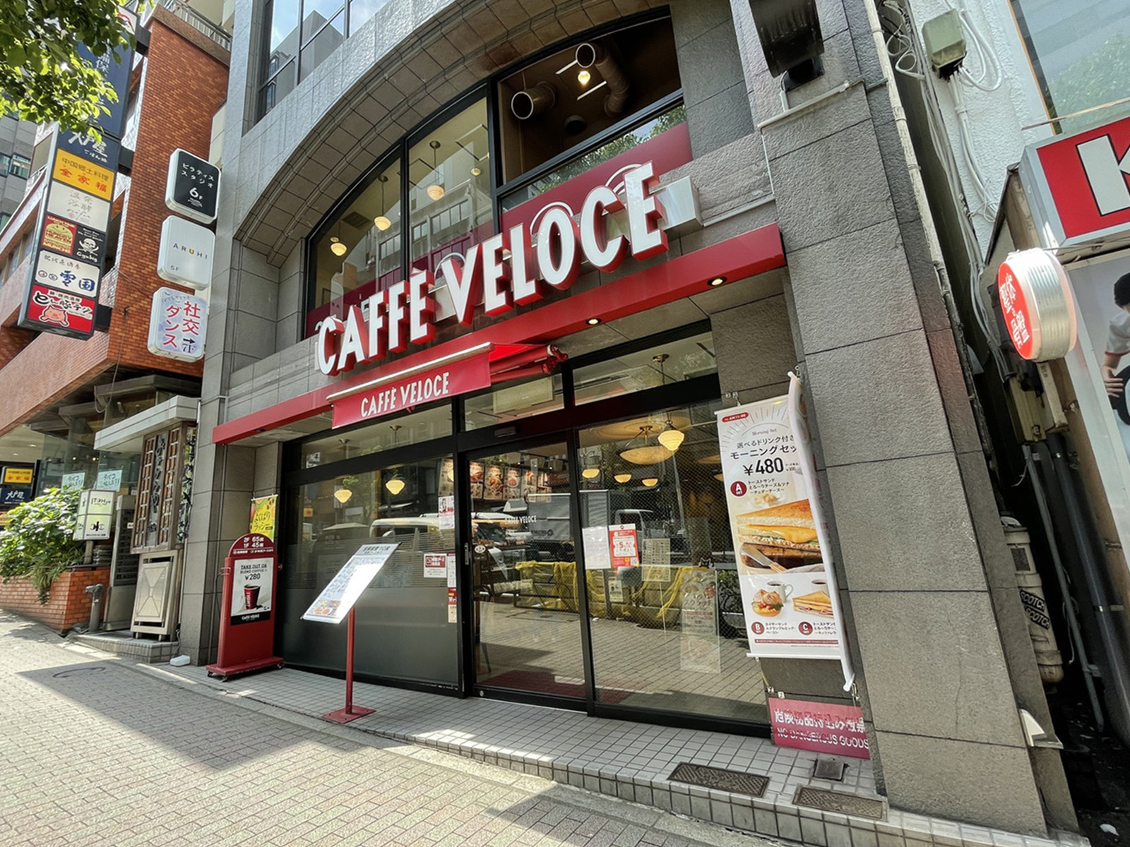 1階のカフェ・ベローチェ目黒店