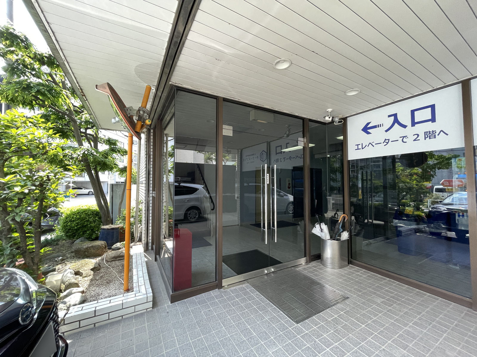 オフィスビル出入口