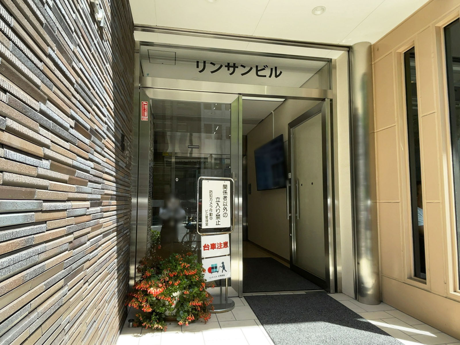 オフィスビル出入口