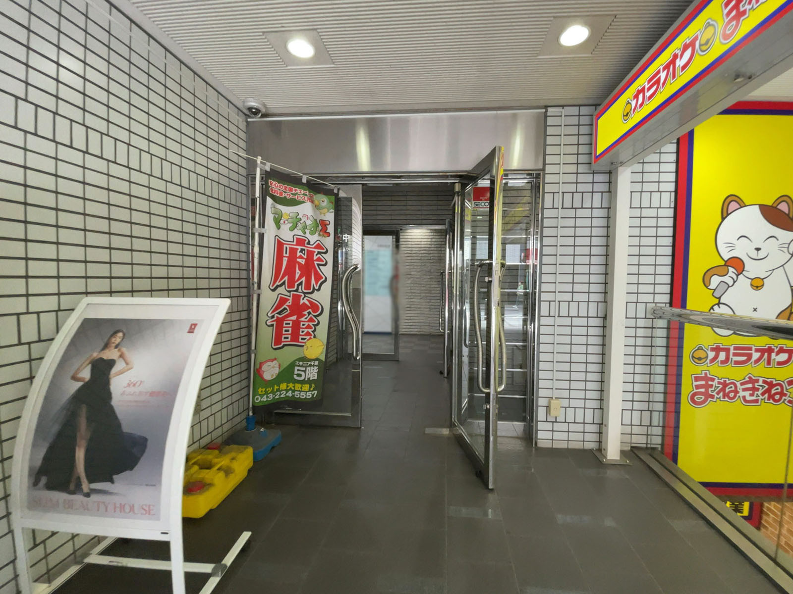 オフィスビル出入口