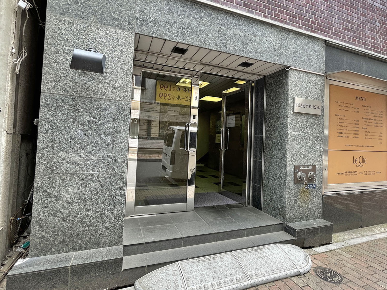 オフィスビル出入口