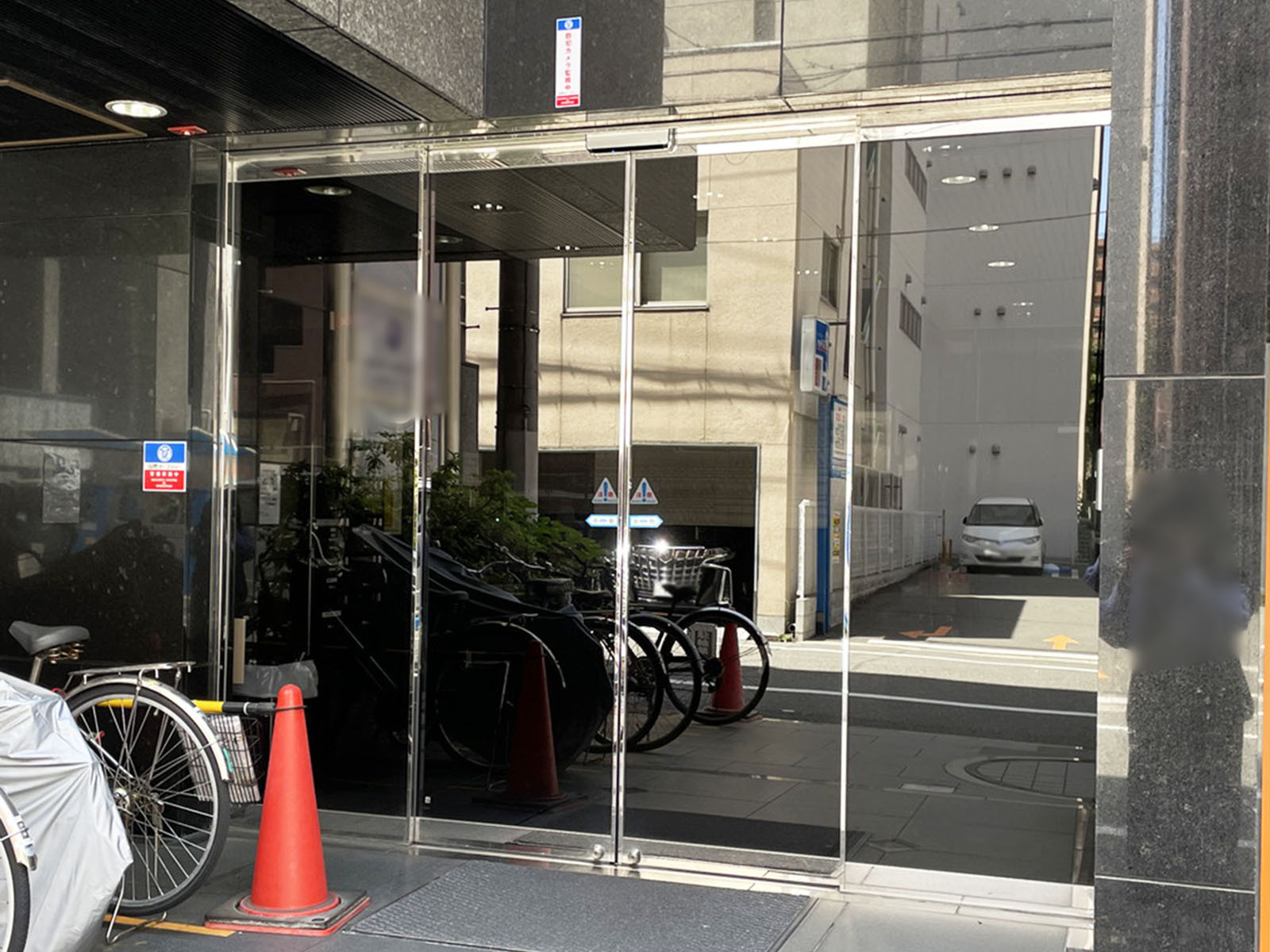 オフィスビル出入口