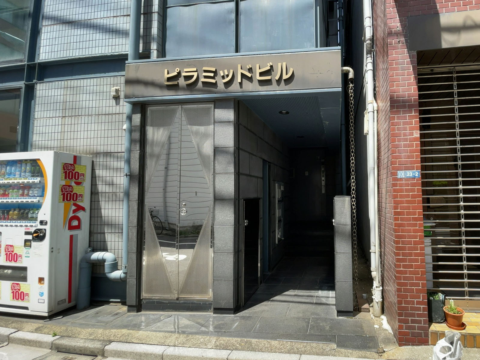 オフィスビル出入口
