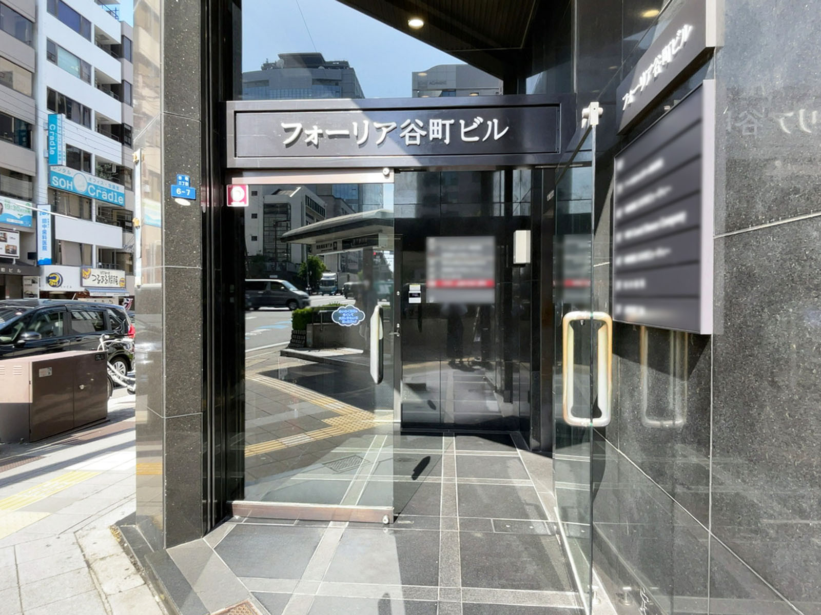 オフィスビル出入口