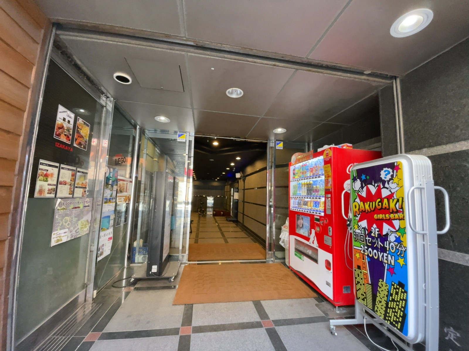 オフィスビル出入口