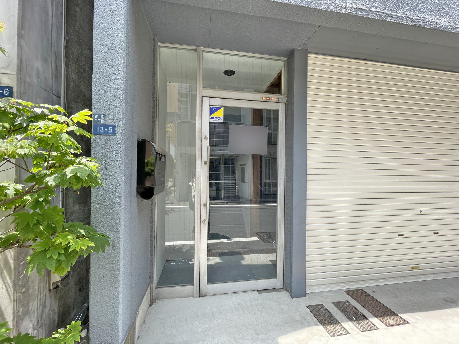 オフィスビル出入口