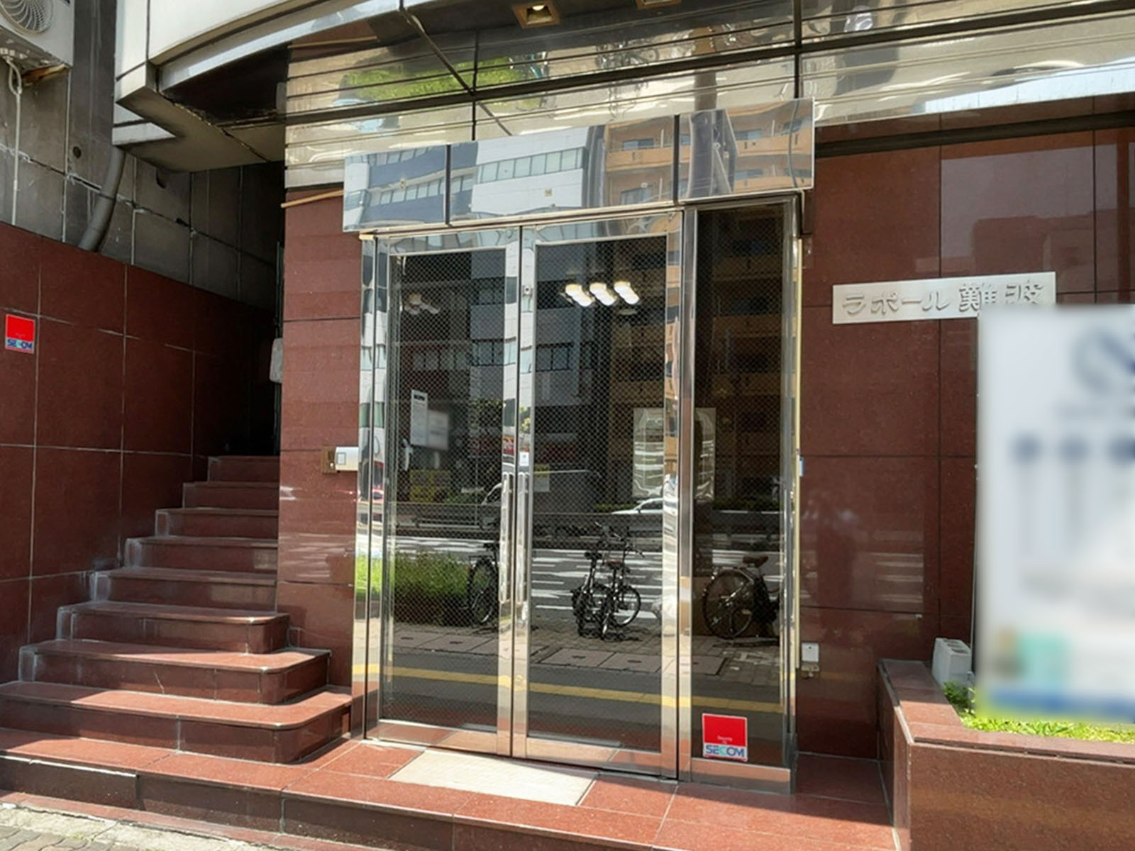 オフィスビル出入口