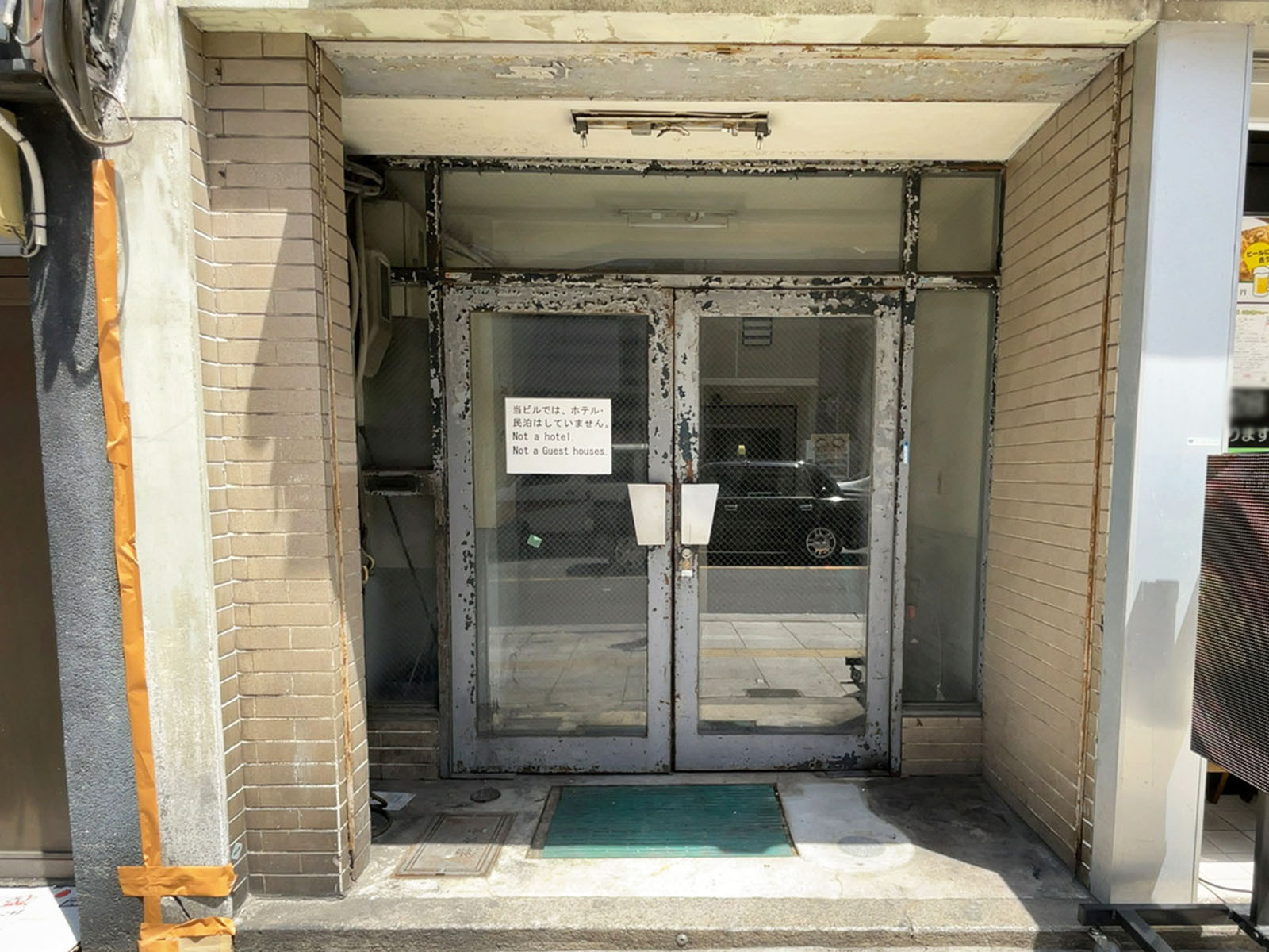 オフィスビル出入口