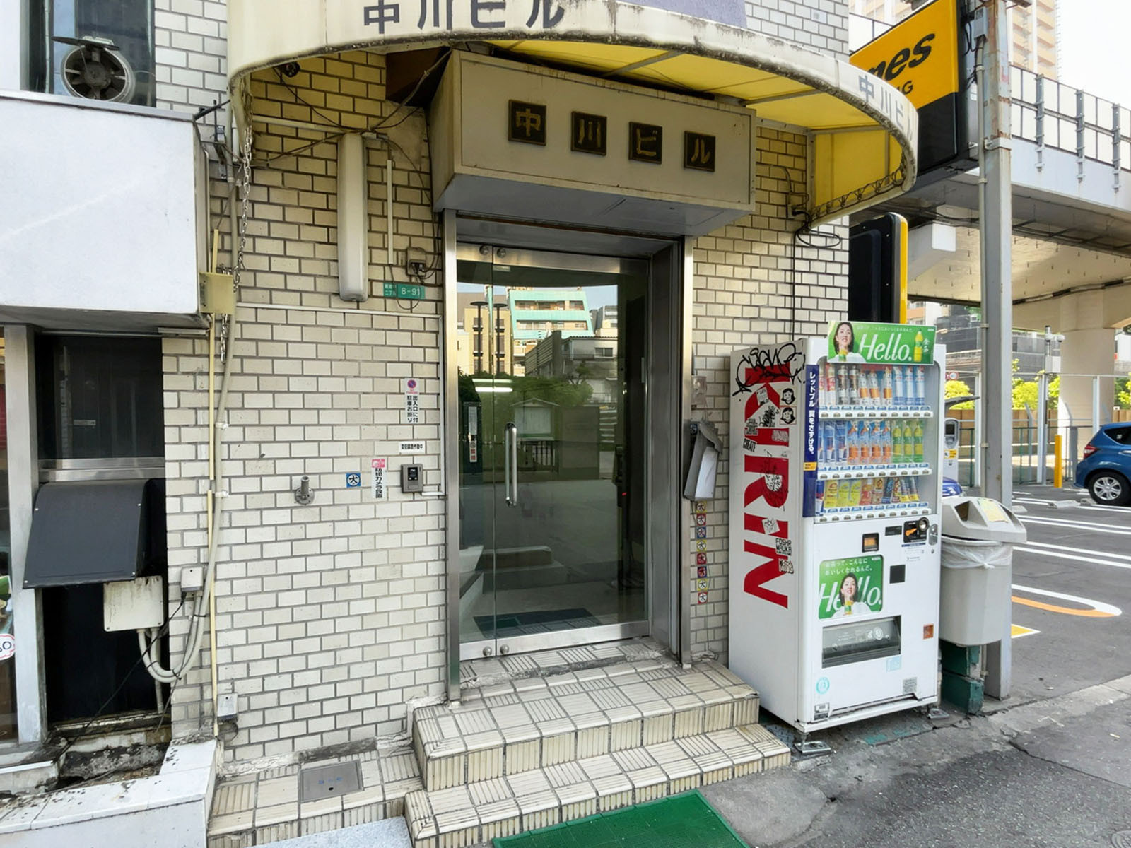 オフィスビル出入口