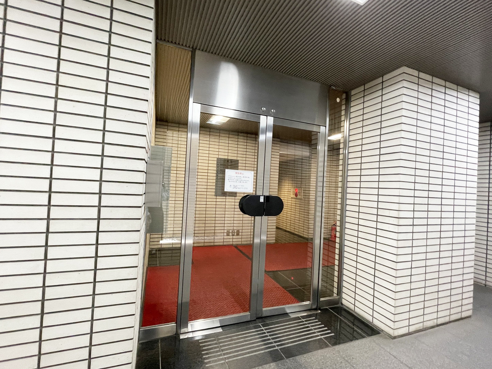 オフィスビル出入口