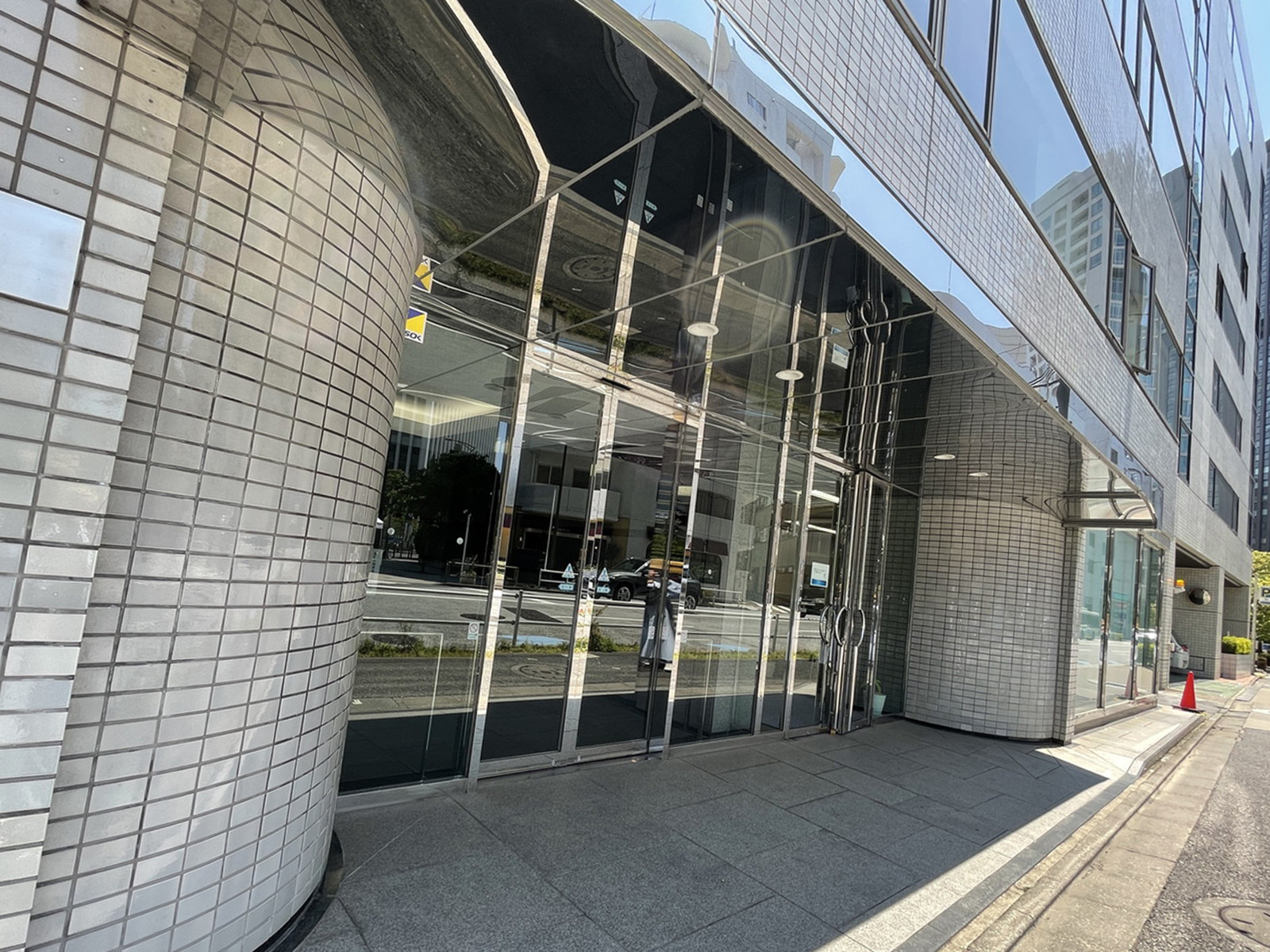 オフィスビル出入口
