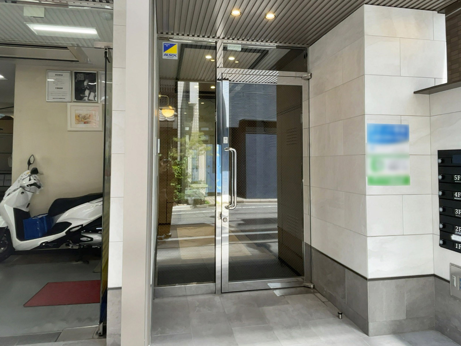 オフィスビル出入口