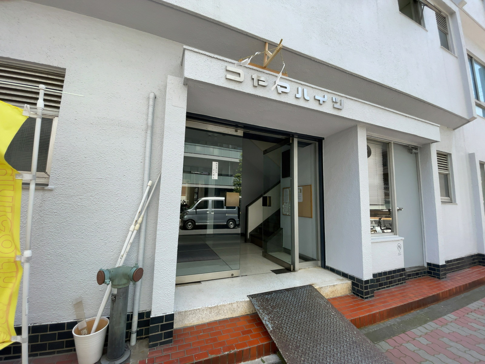 オフィスビル出入口