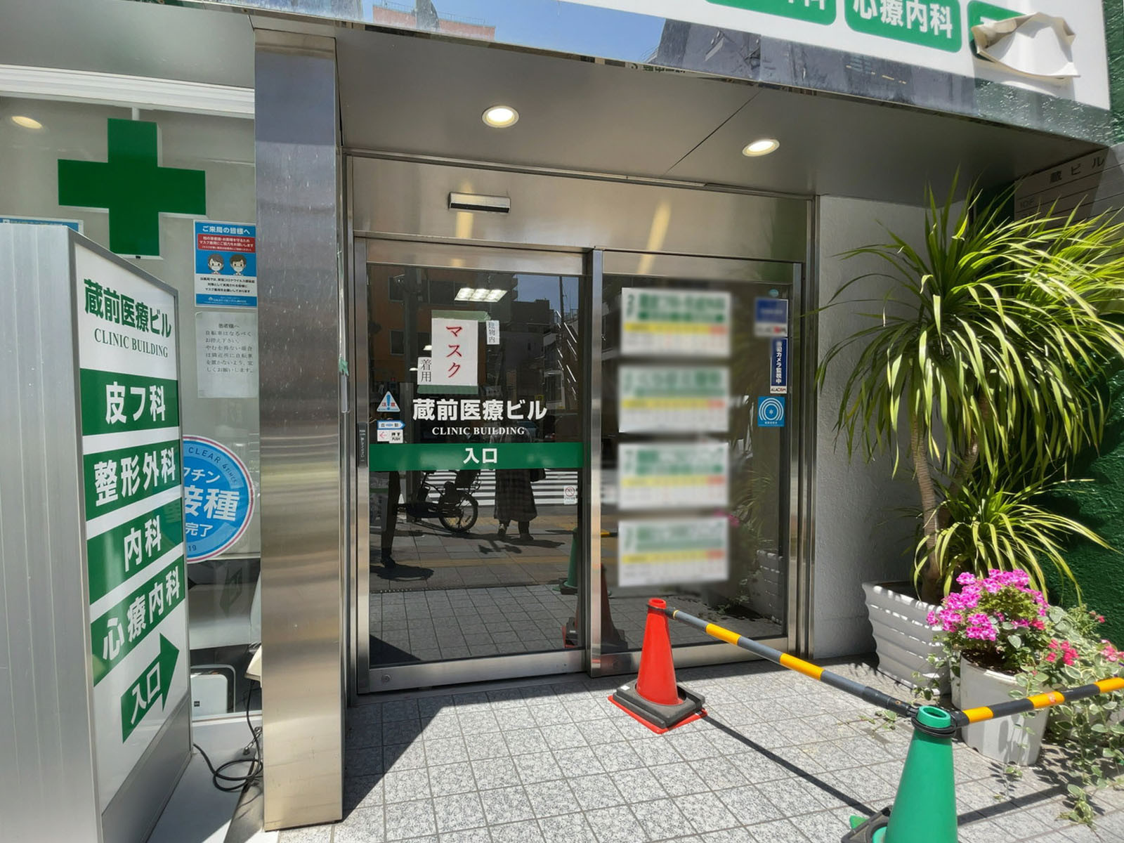 オフィスビル出入口