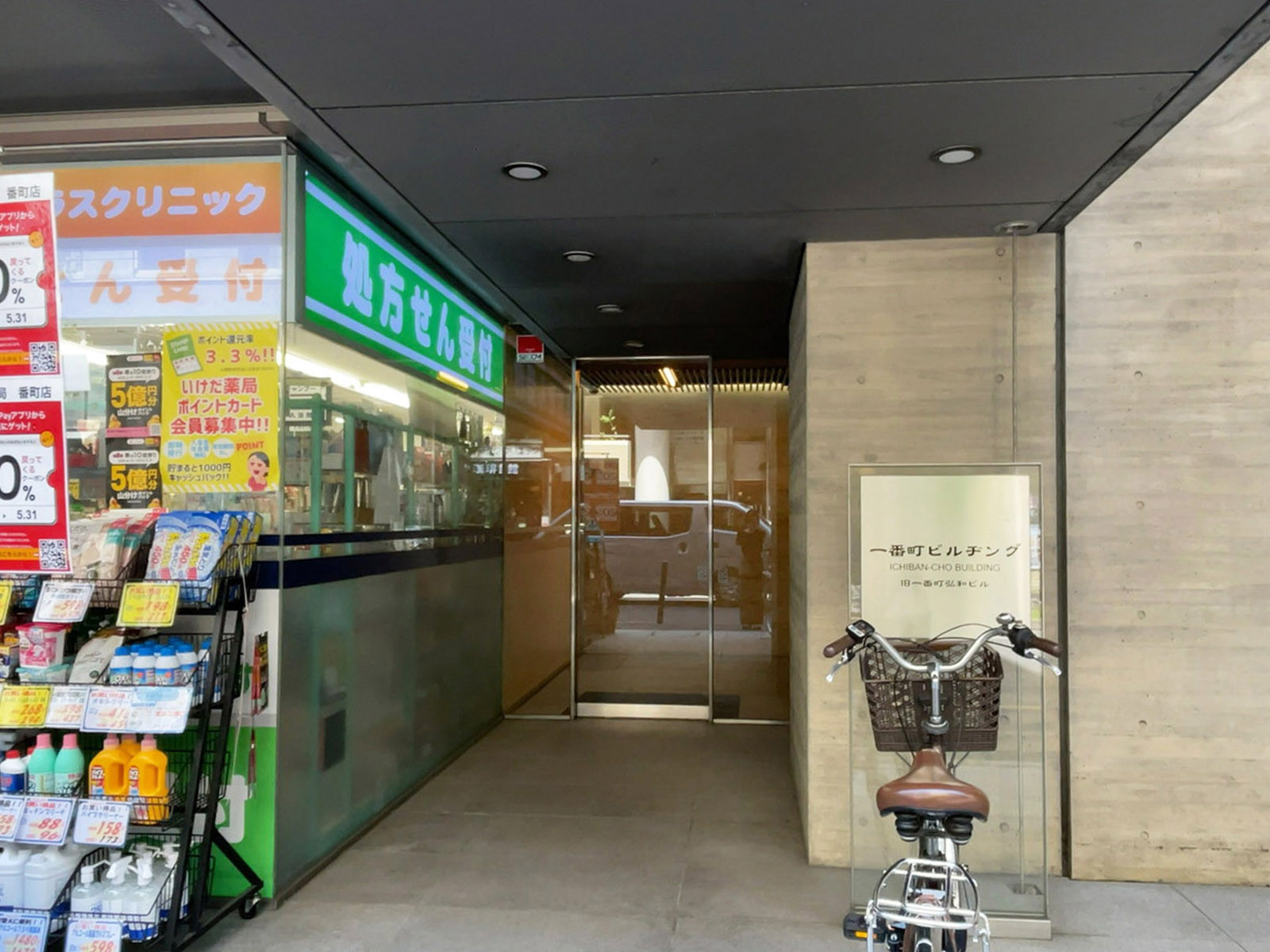 オフィスビル出入口