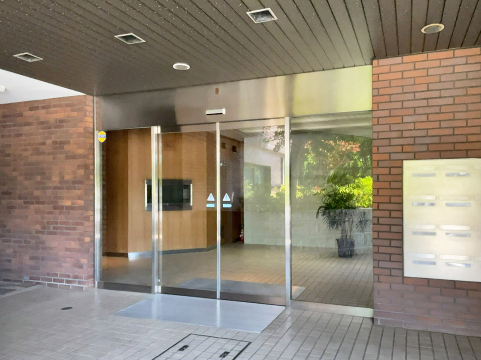オフィスビル出入口