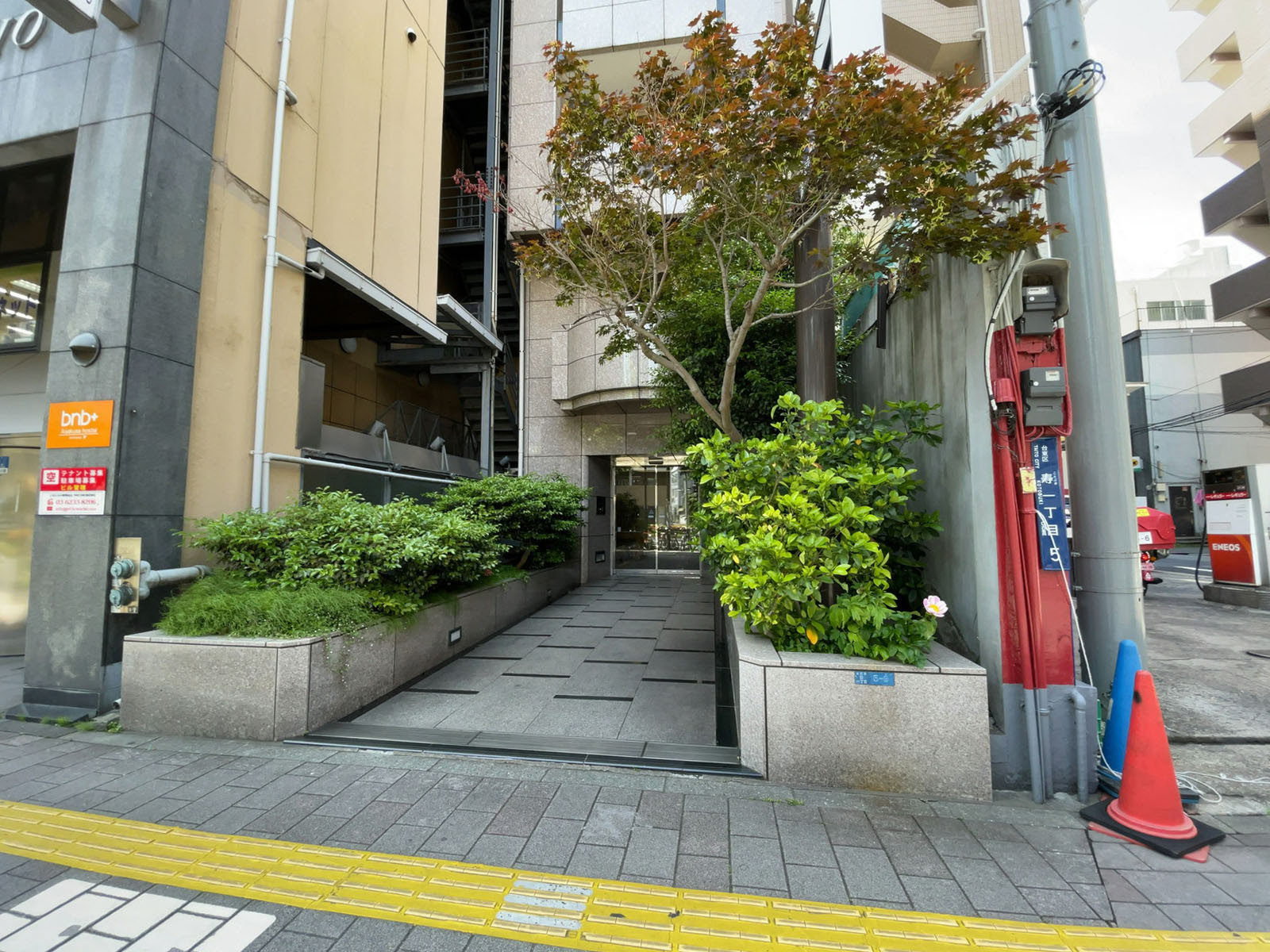 オフィスビル出入口