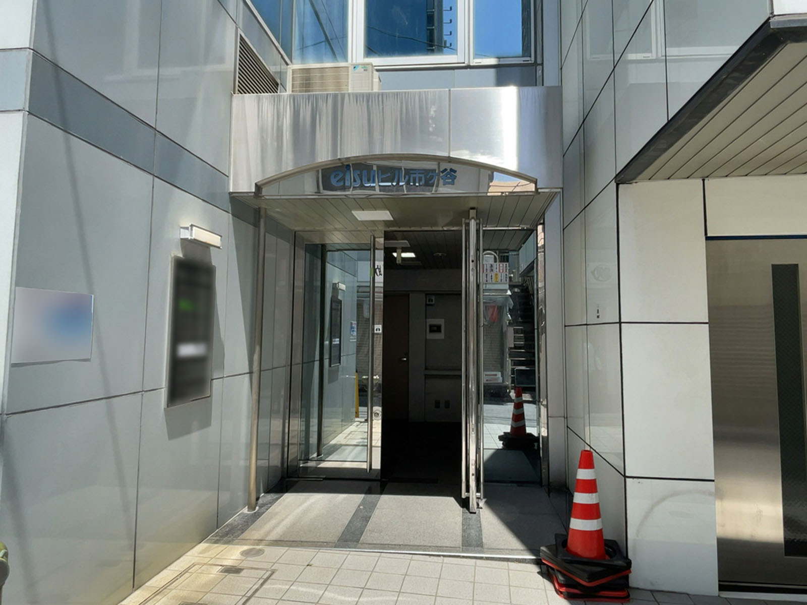 オフィスビル出入口