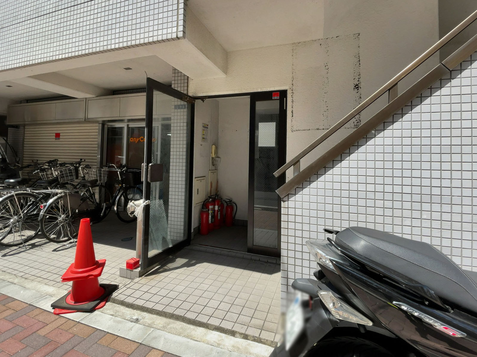 オフィスビル出入口
