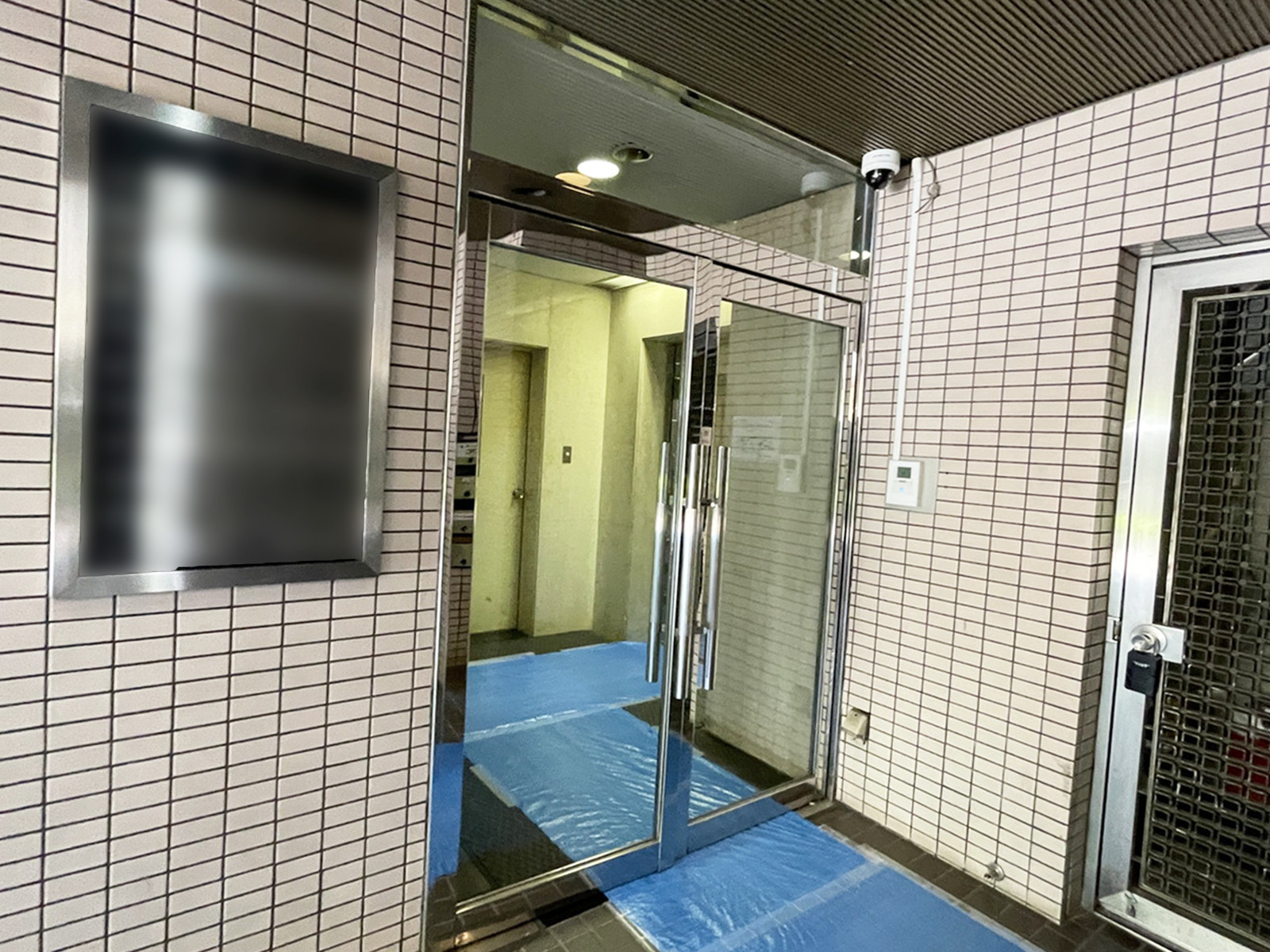 オフィスビル出入口