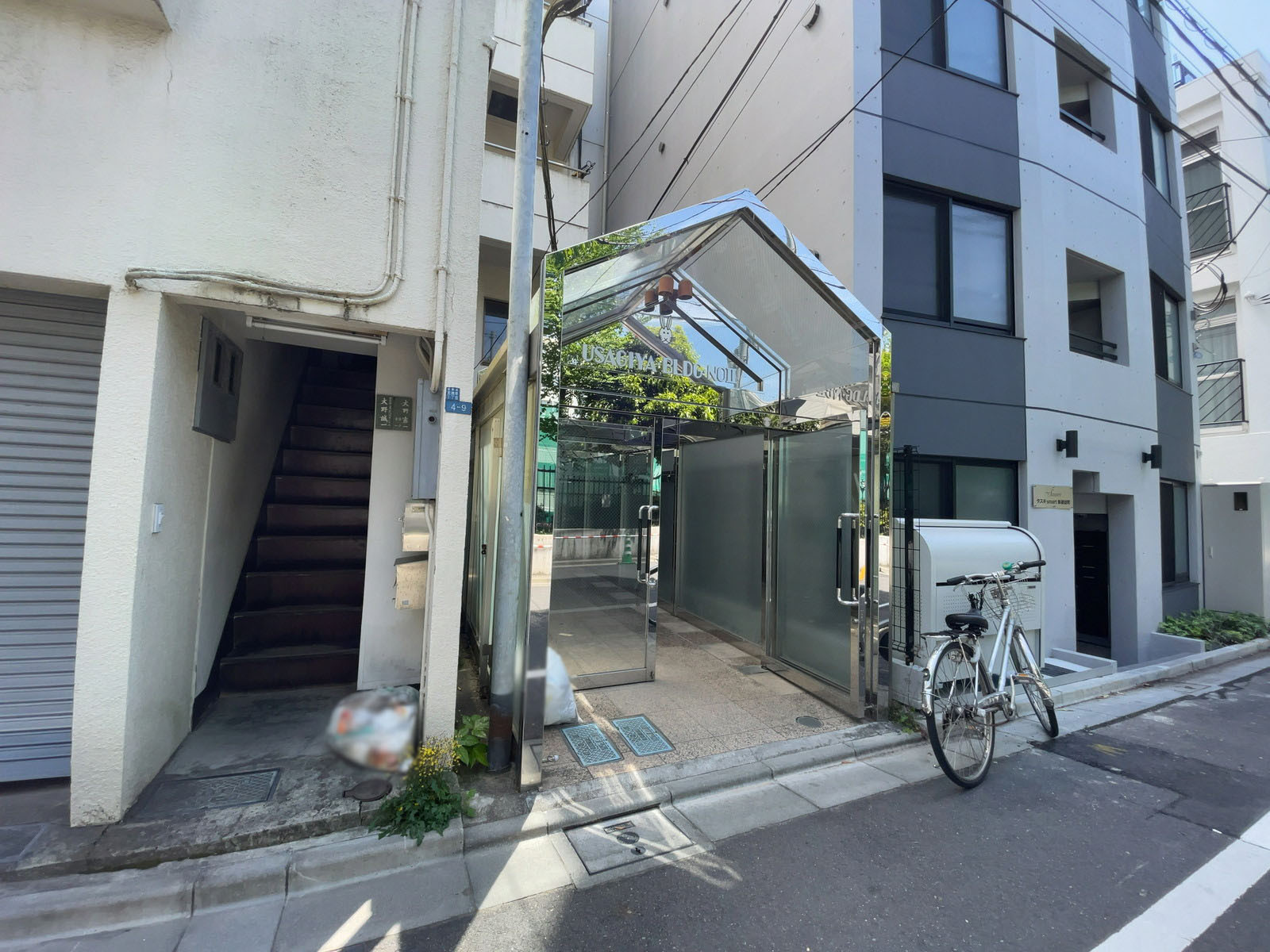 オフィスビル出入口