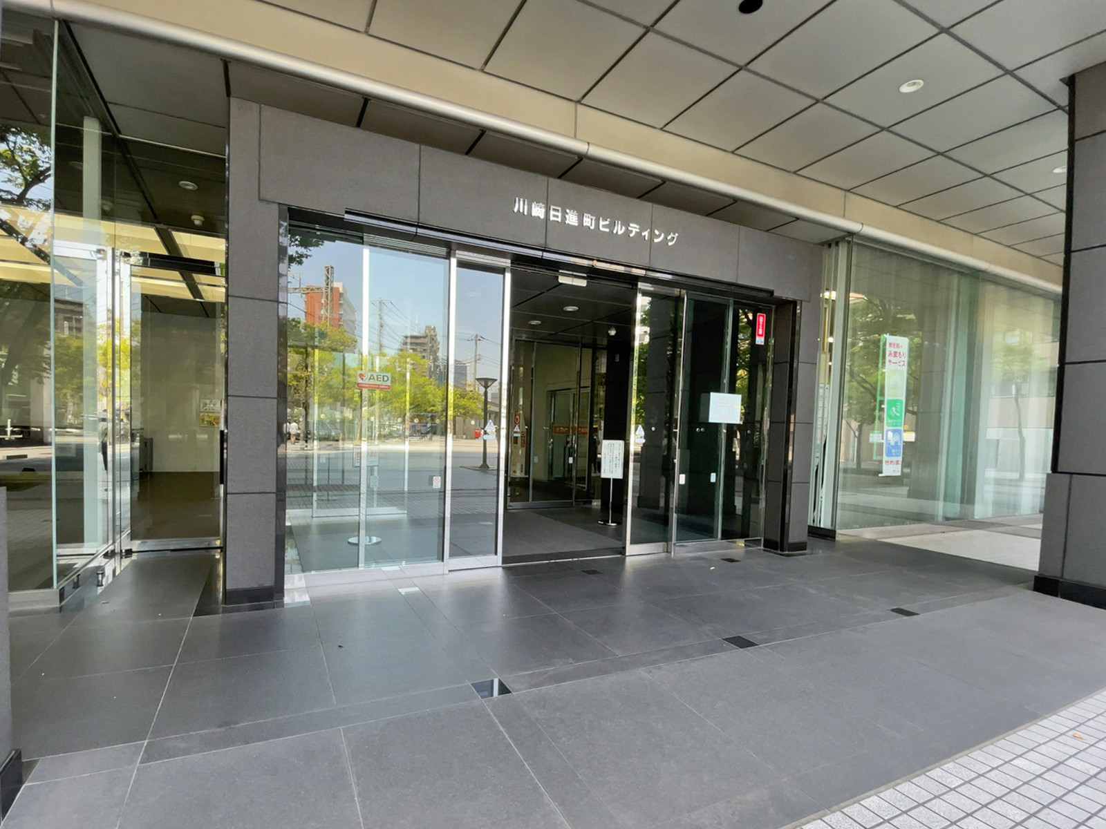 オフィスビル出入口