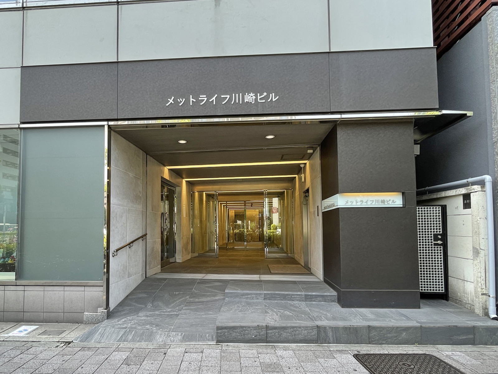 オフィスビル出入口