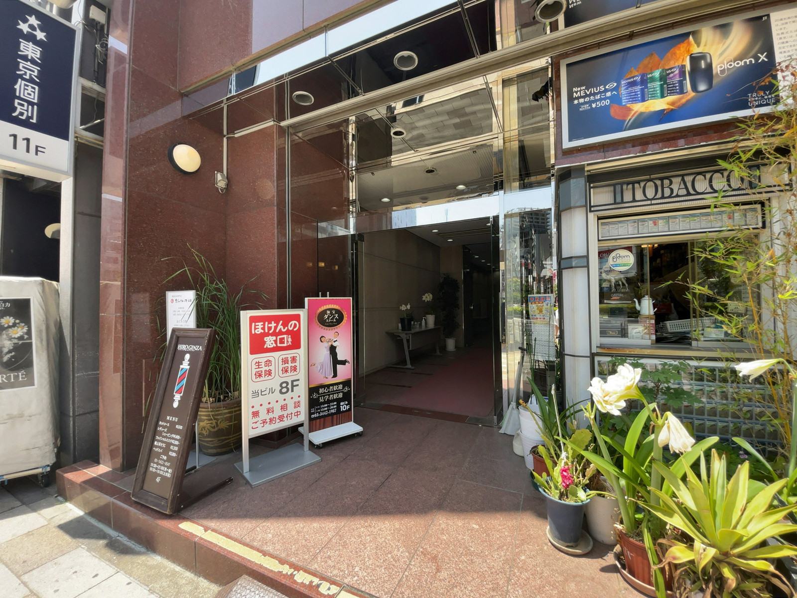 オフィスビル出入口