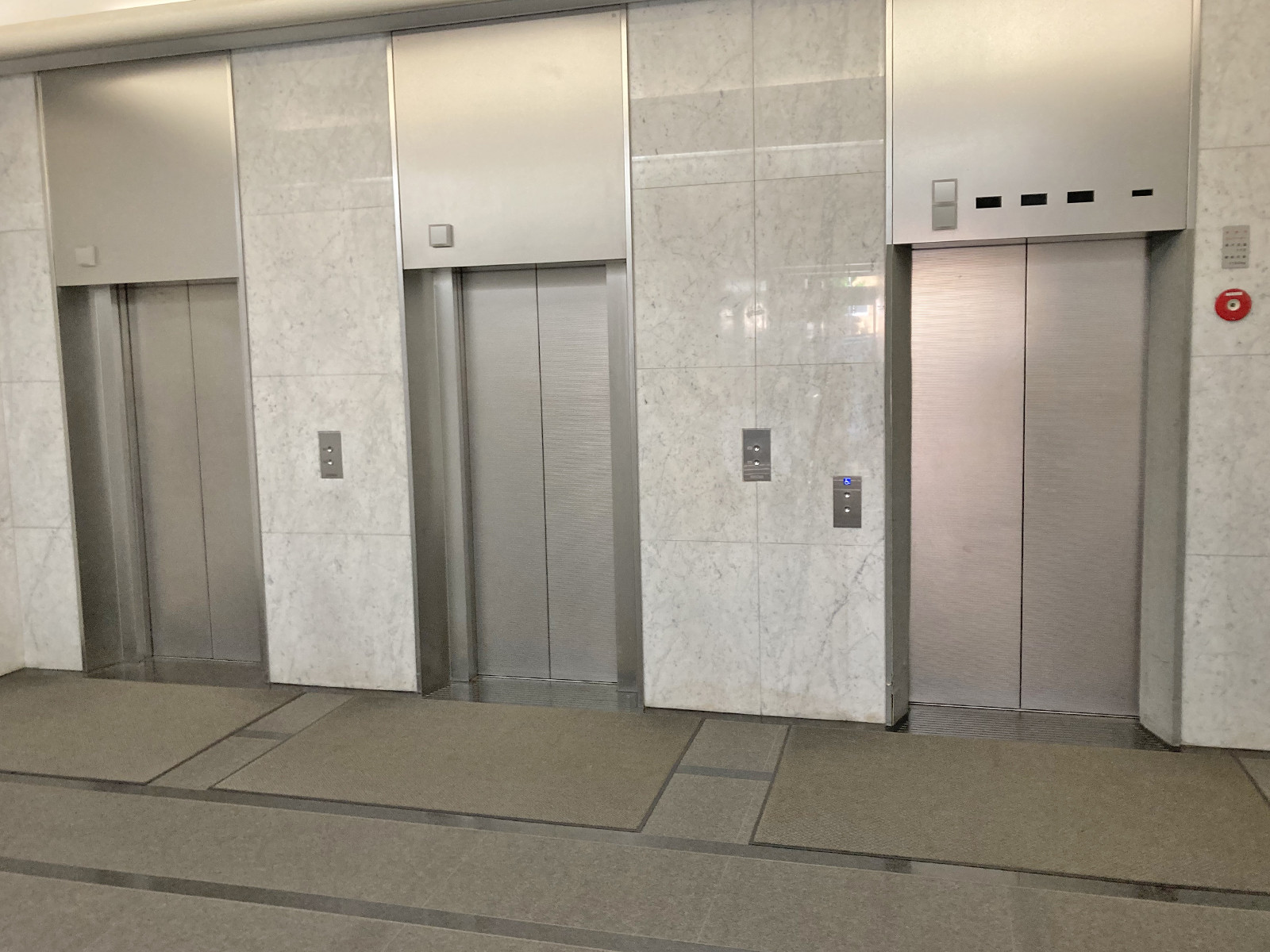 エレベーター(3基)