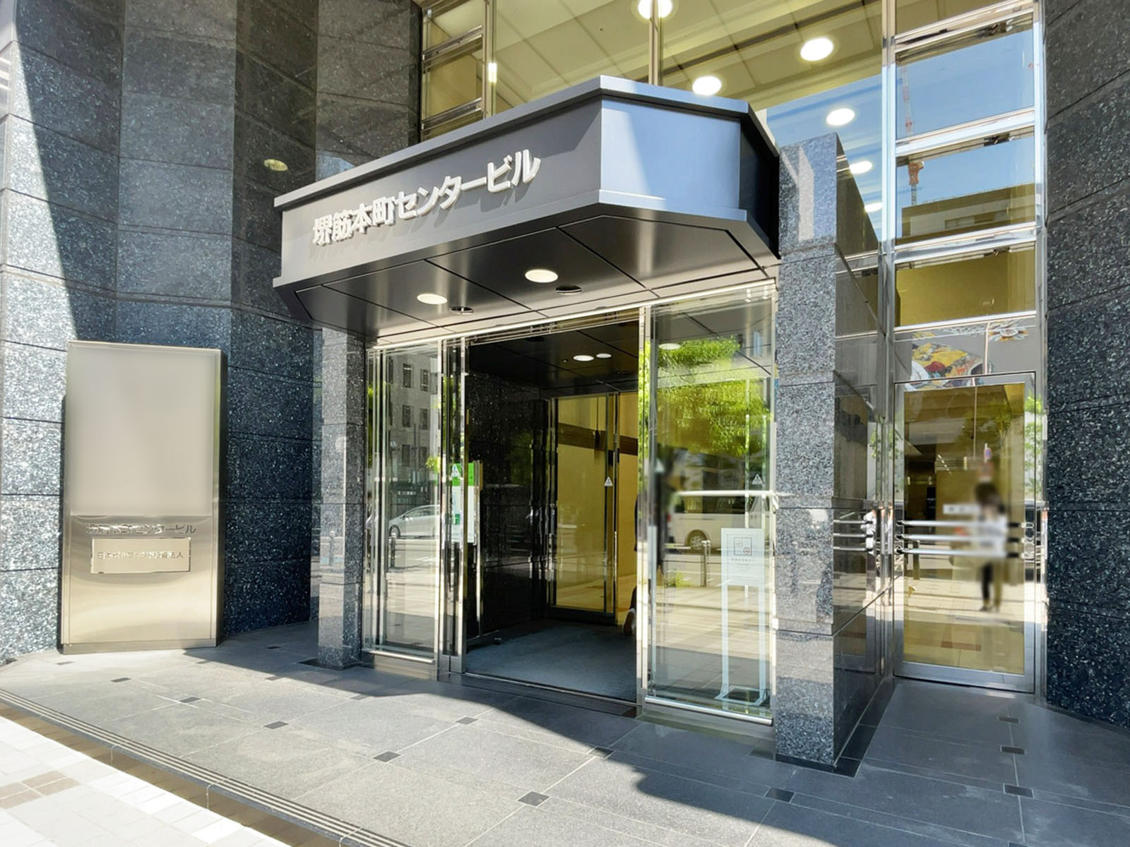 オフィスビル出入口