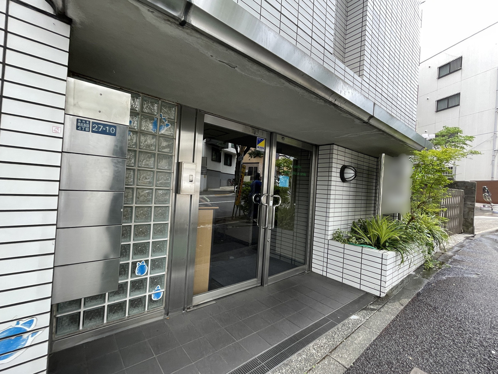 オフィスビル出入口