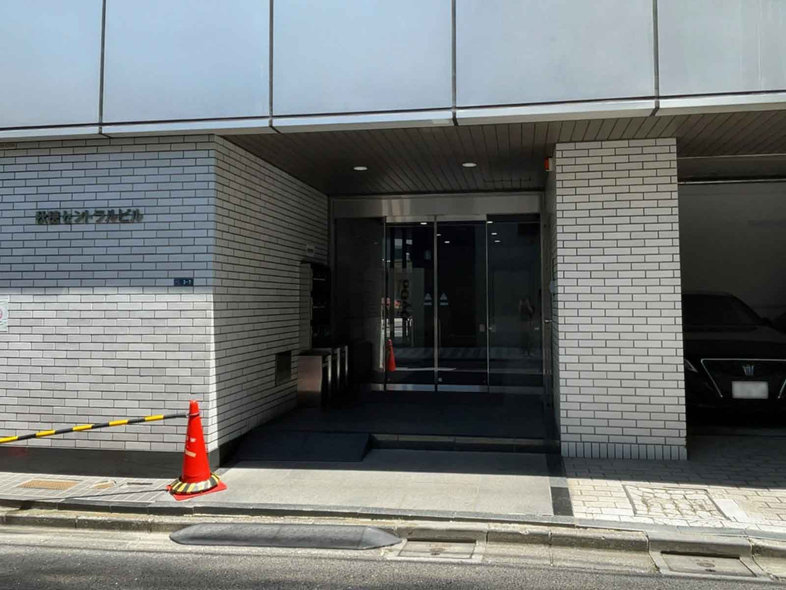 オフィスビル出入口