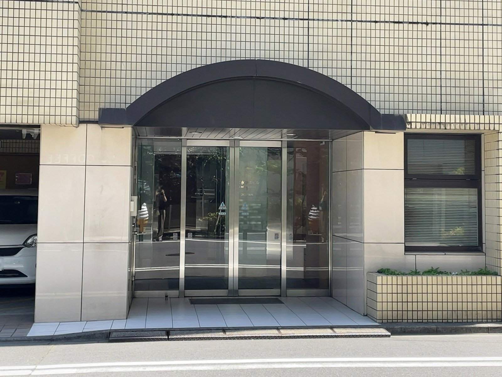 オフィスビル出入口