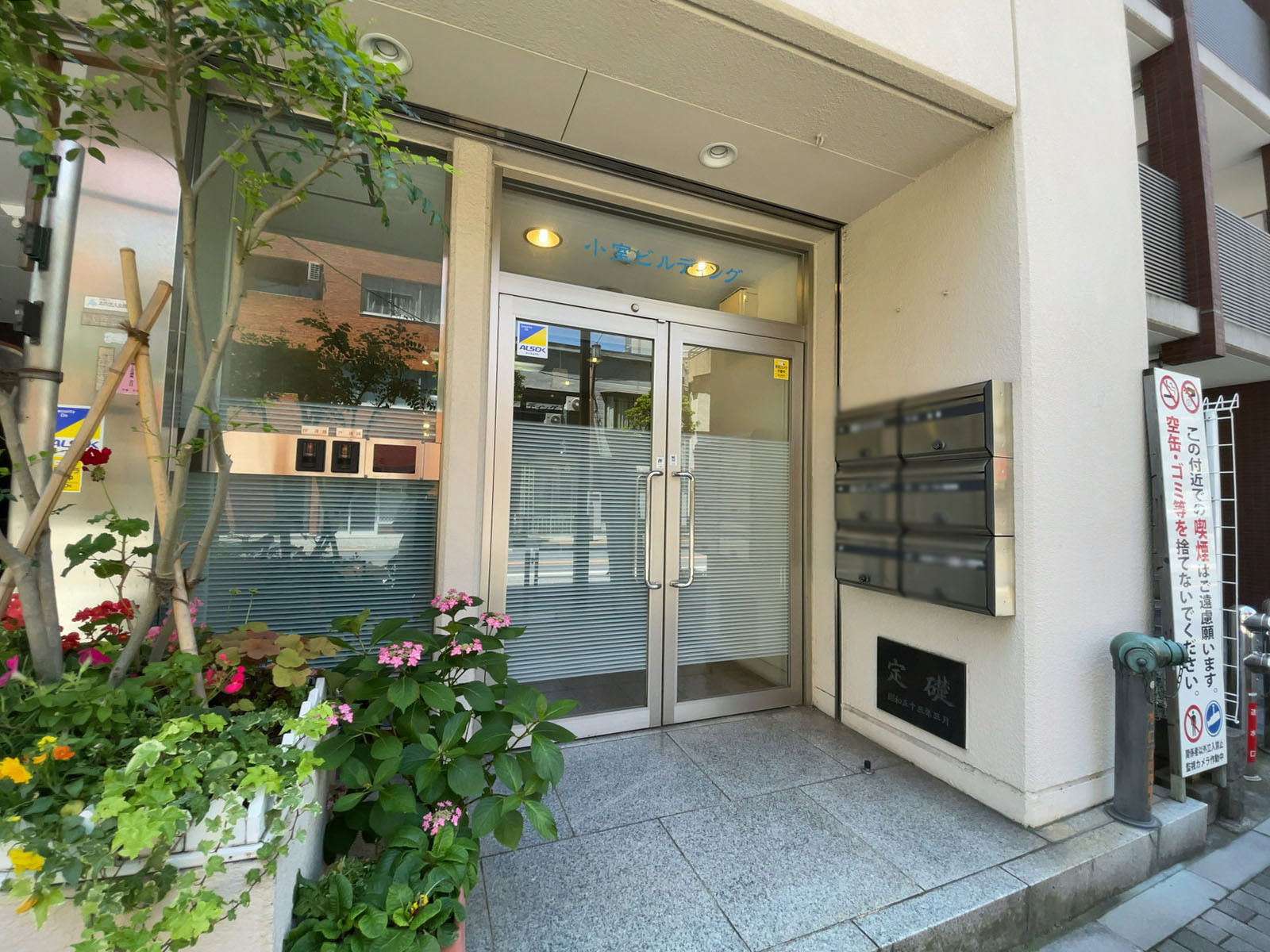 オフィスビル出入口
