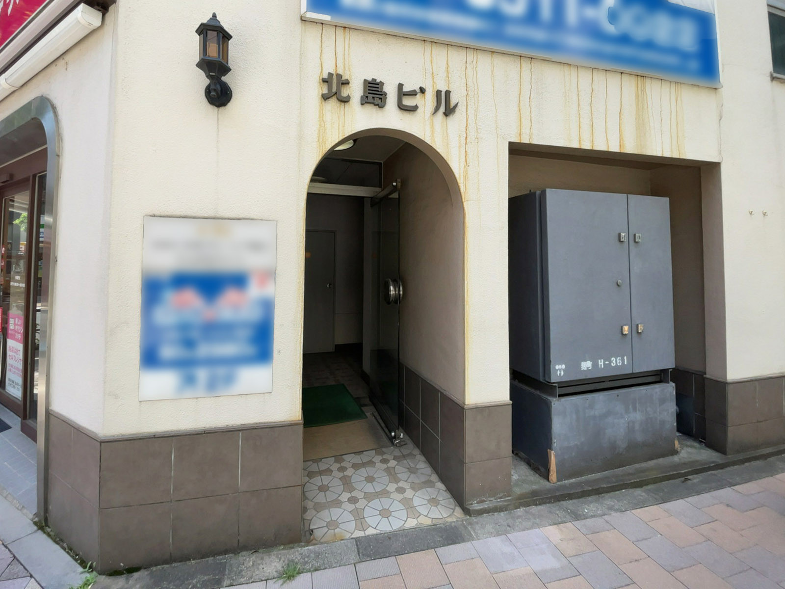 オフィスビル出入口