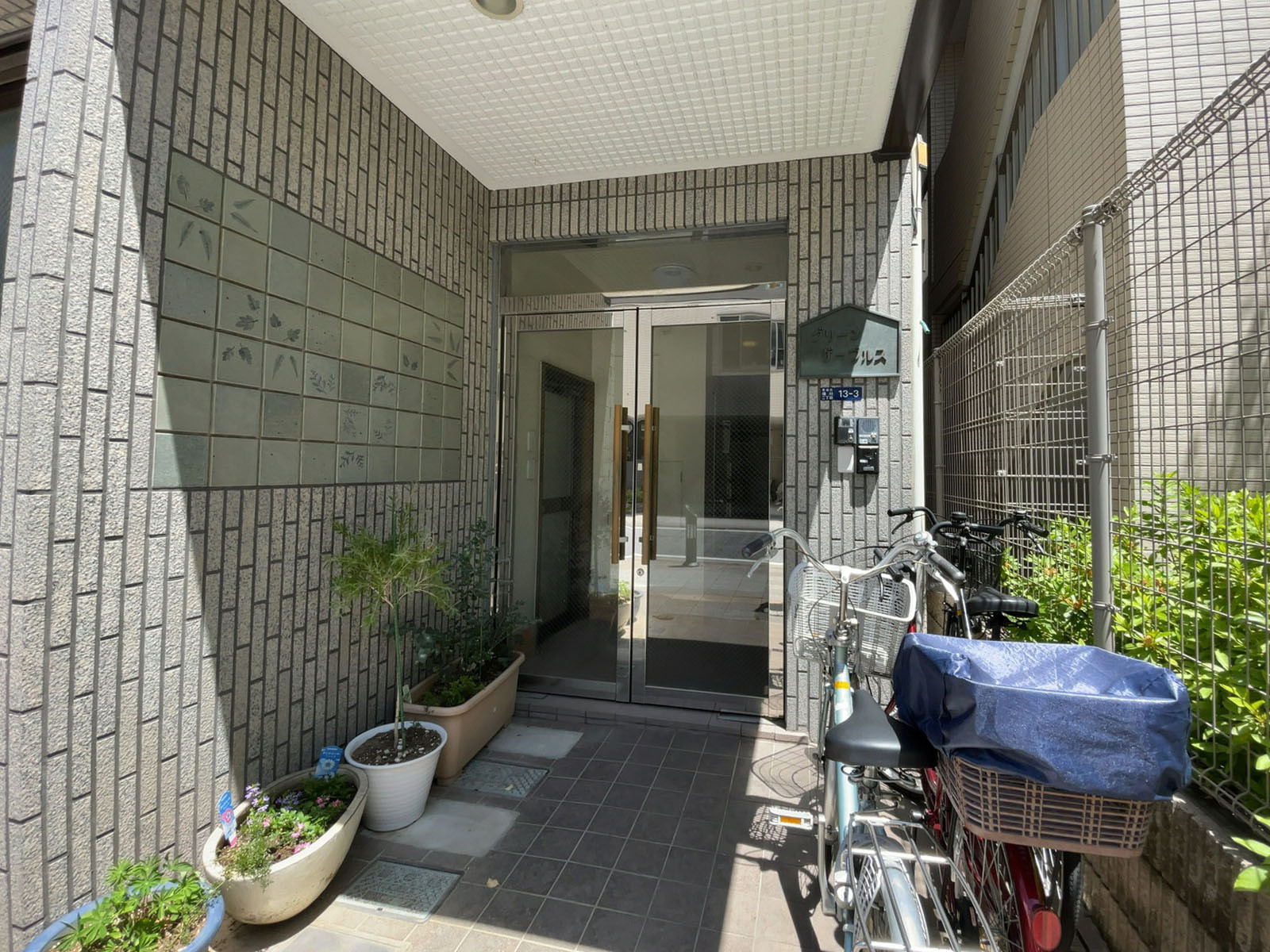 オフィスビル出入口