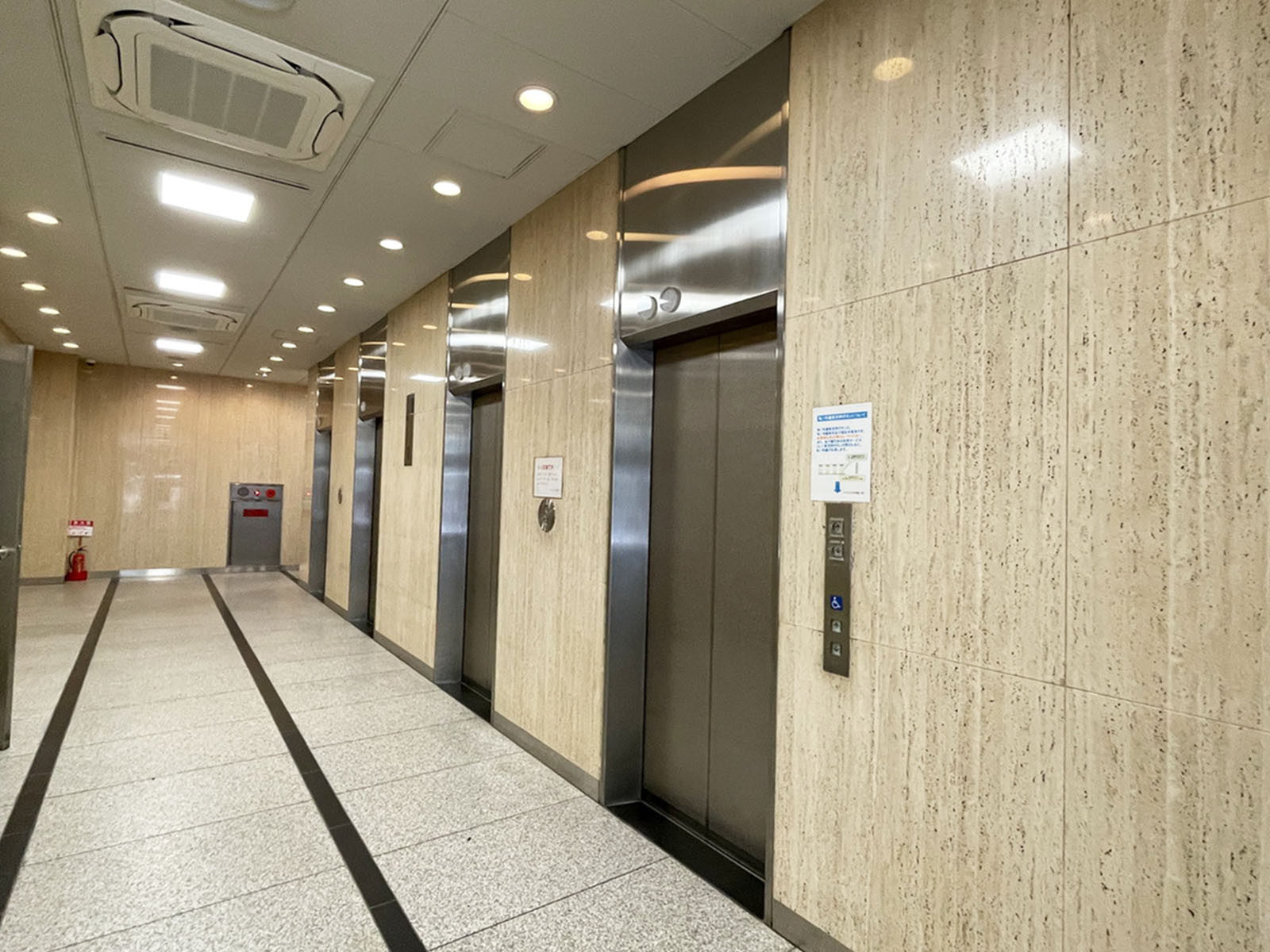 エレベーター（4基）