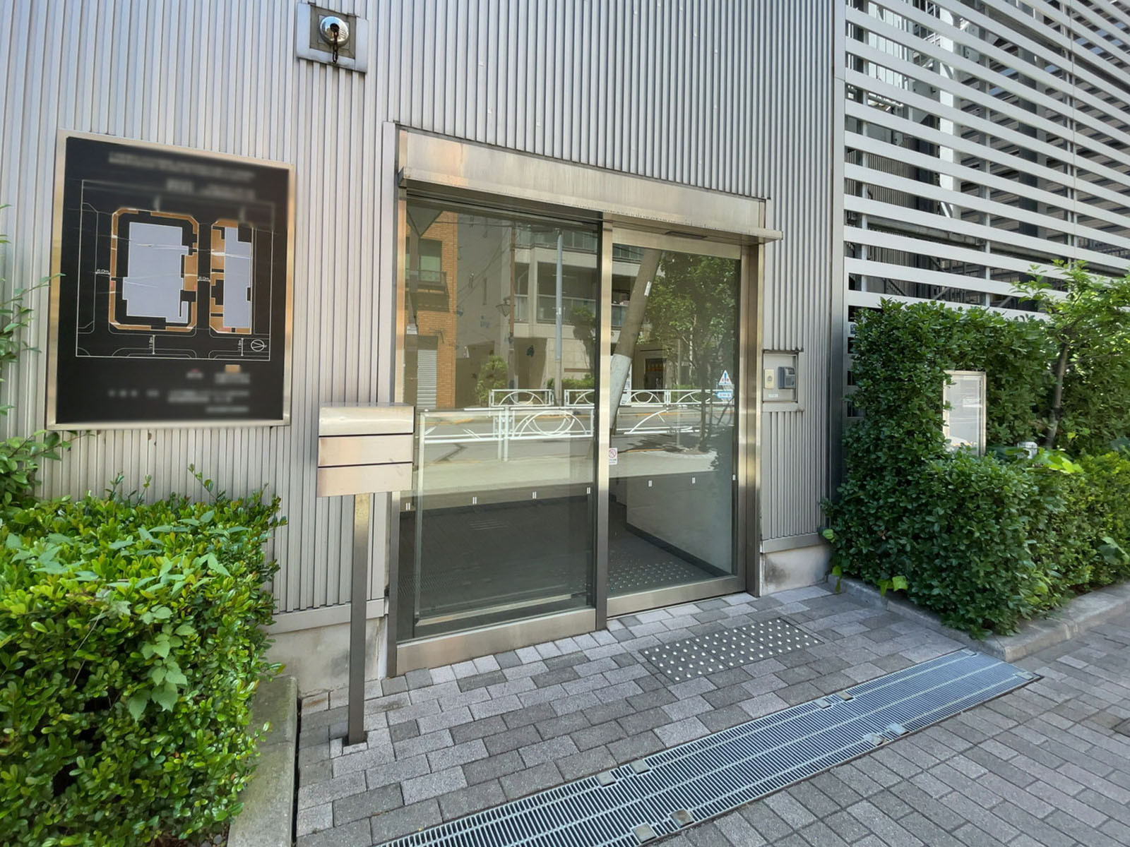 オフィスビル出入口