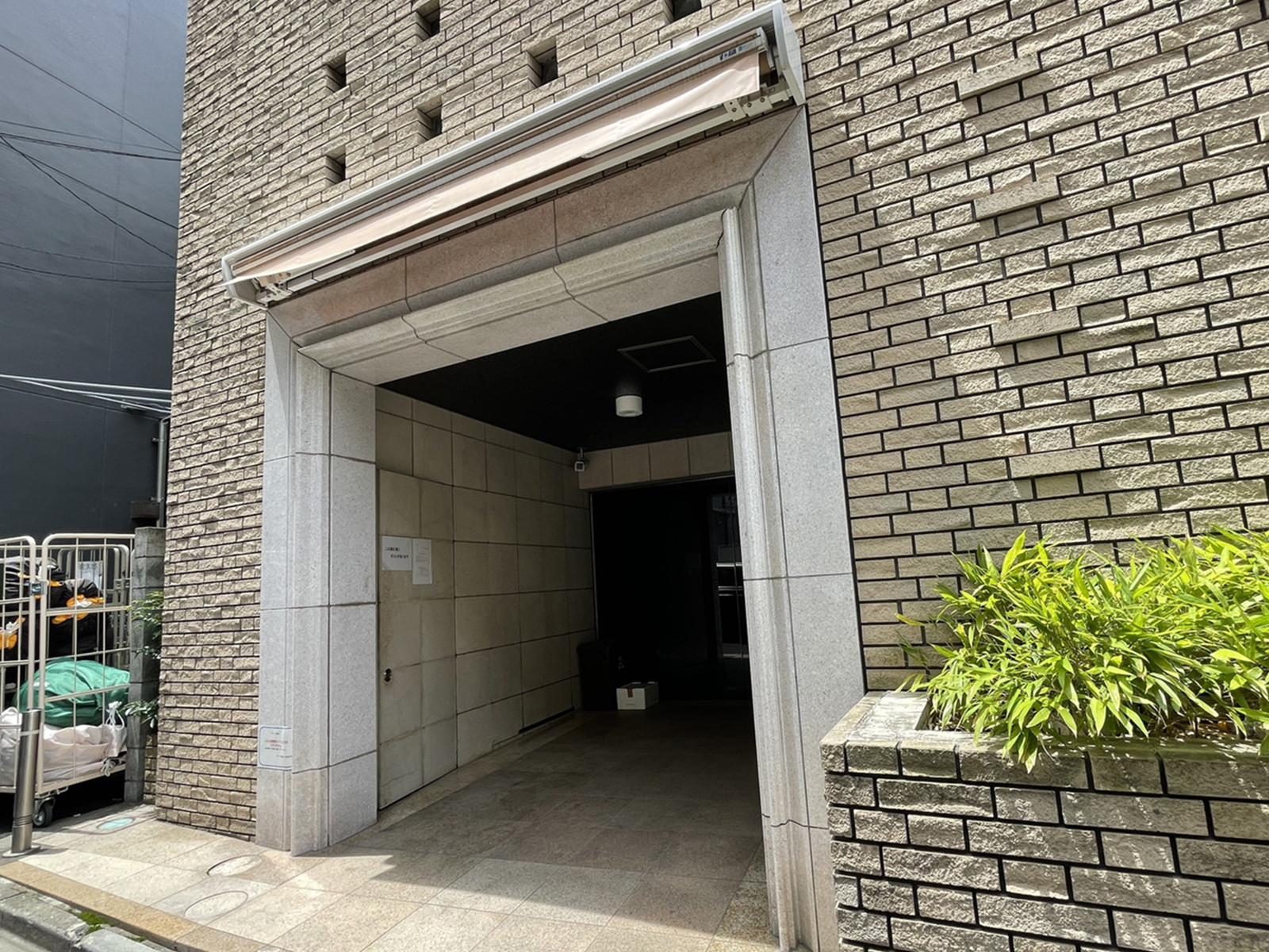 オフィスビル出入口