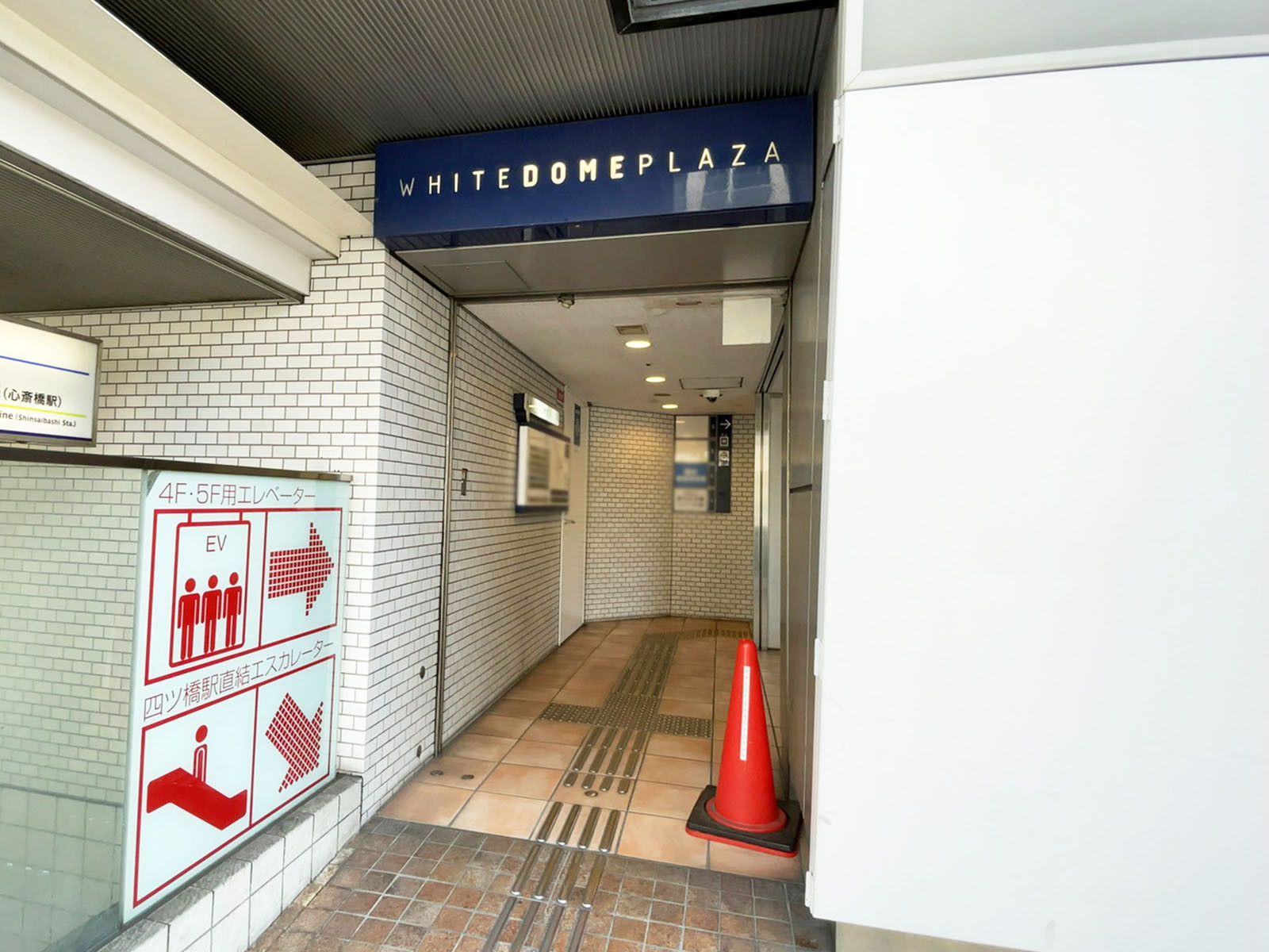 オフィスビル出入口