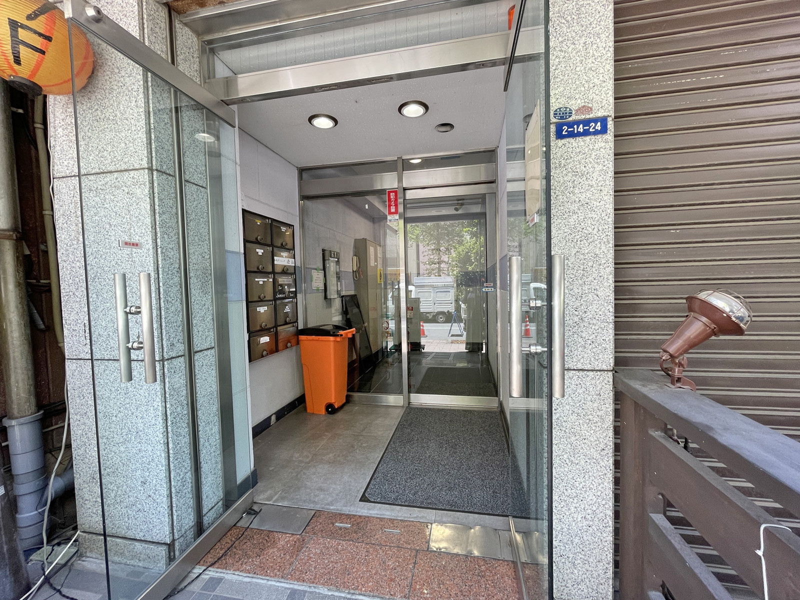 オフィスビル出入口