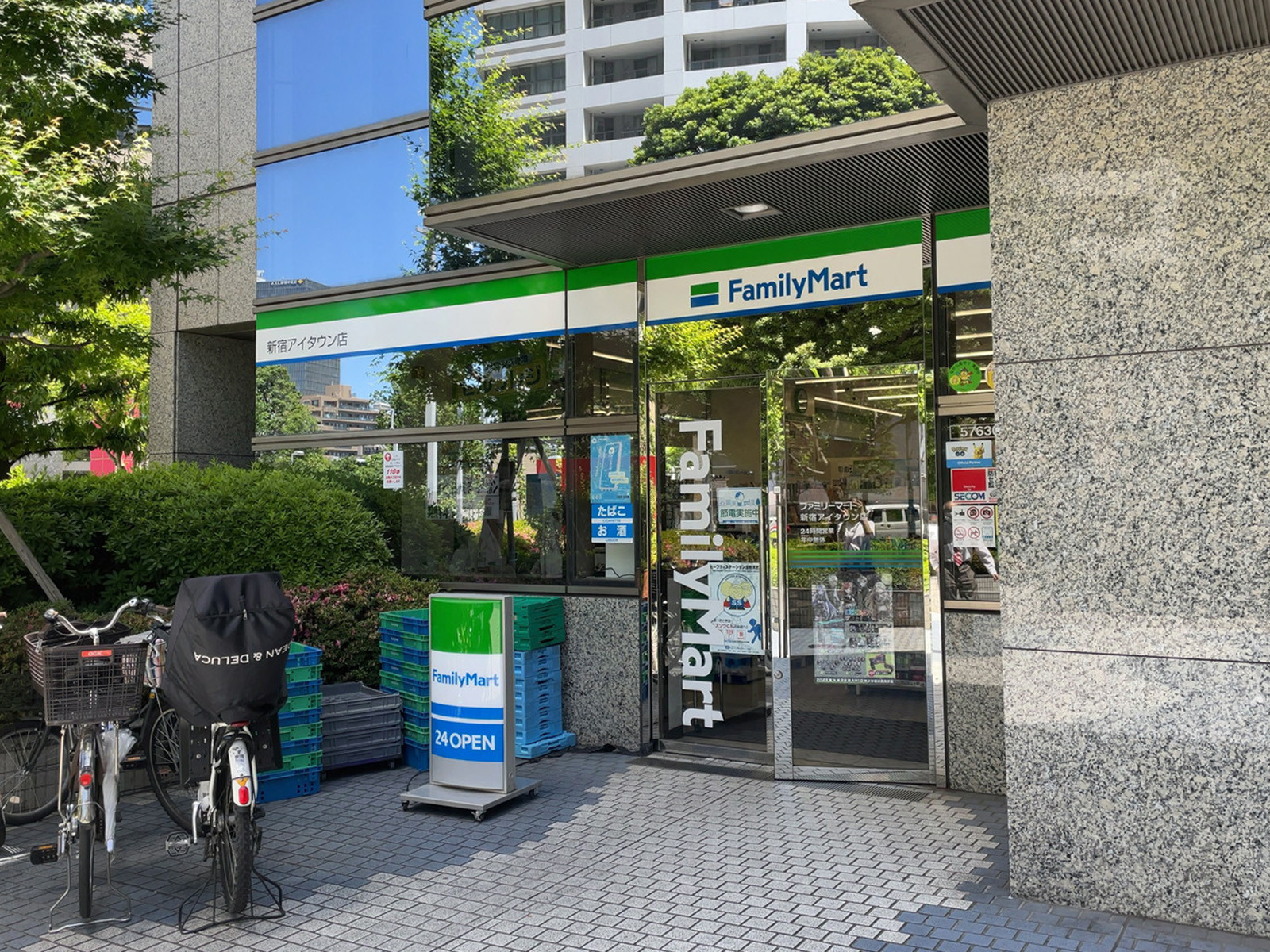 1階のファミリーマート 新宿アイタウン店