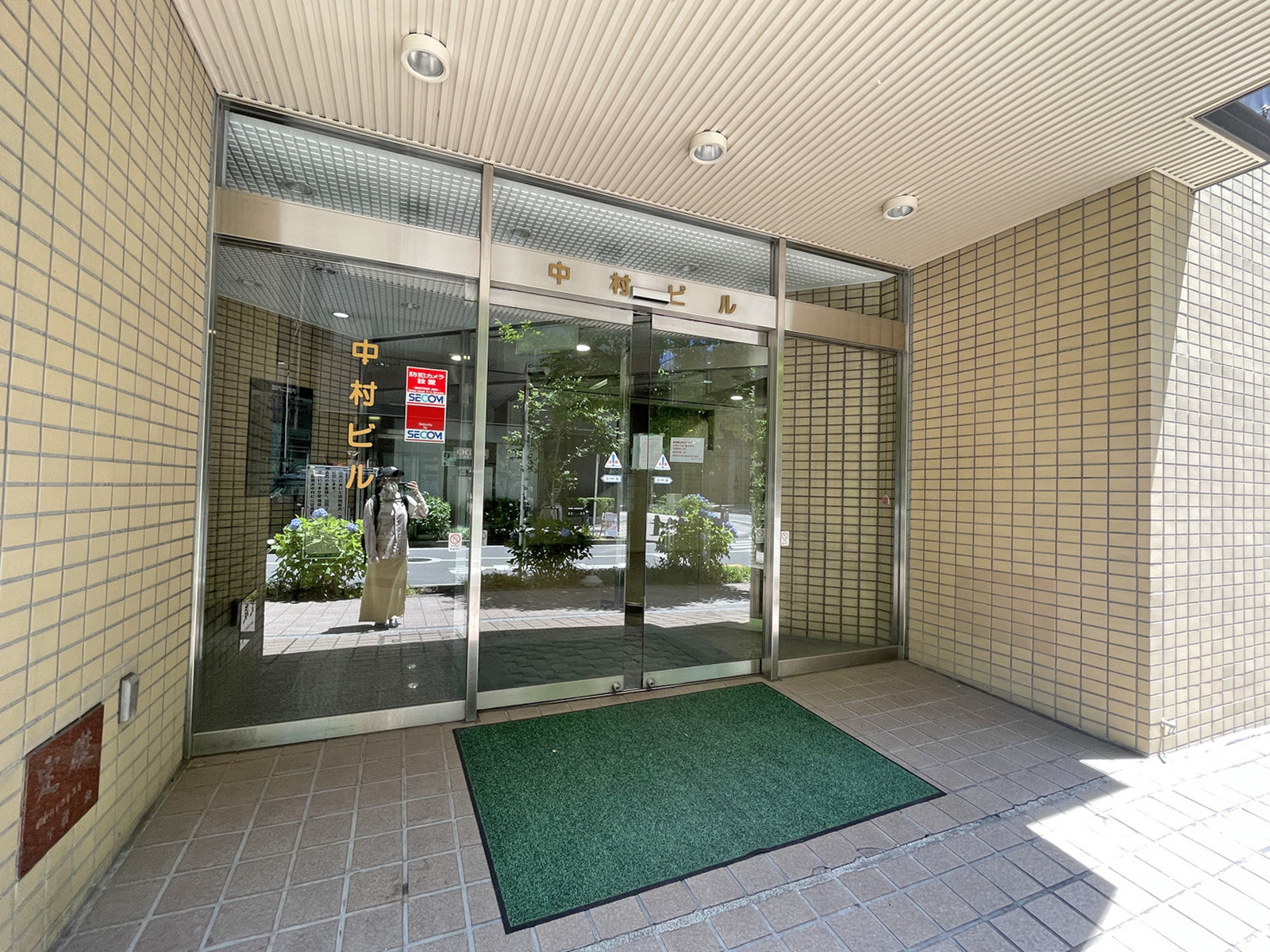 オフィスビル出入口