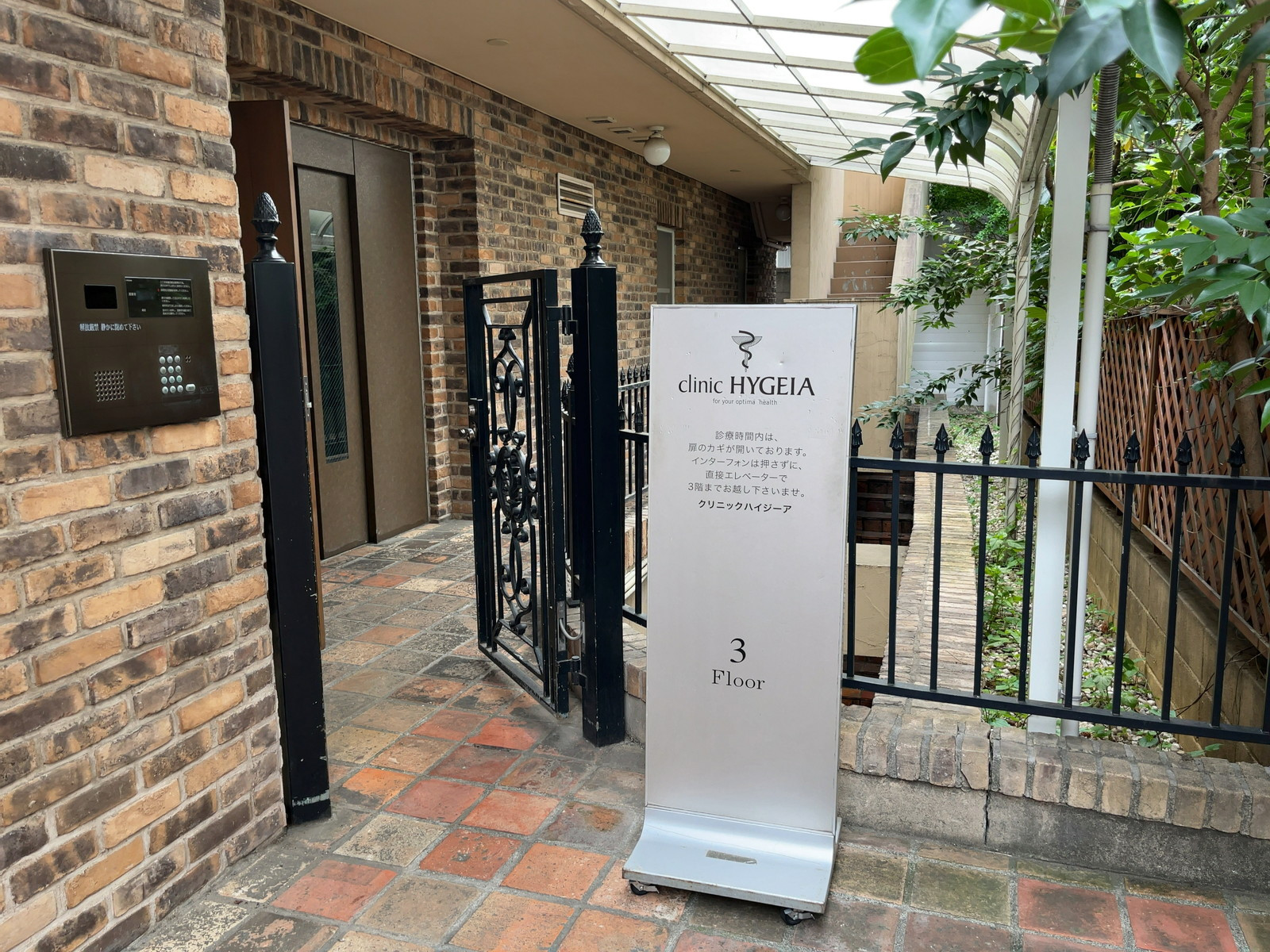 オフィスビル出入口