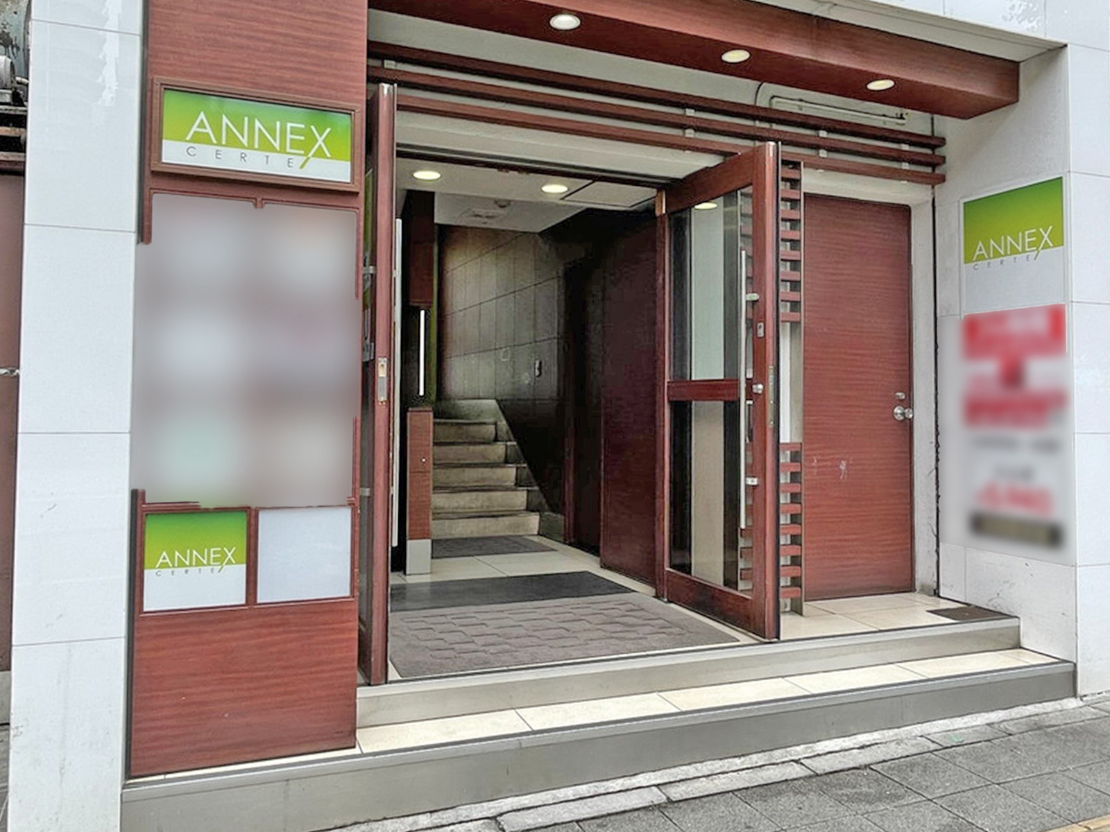 オフィスビル出入口