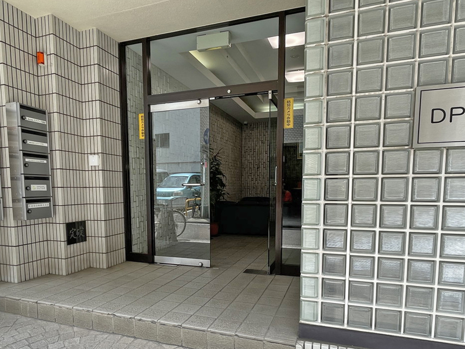 オフィスビル出入口