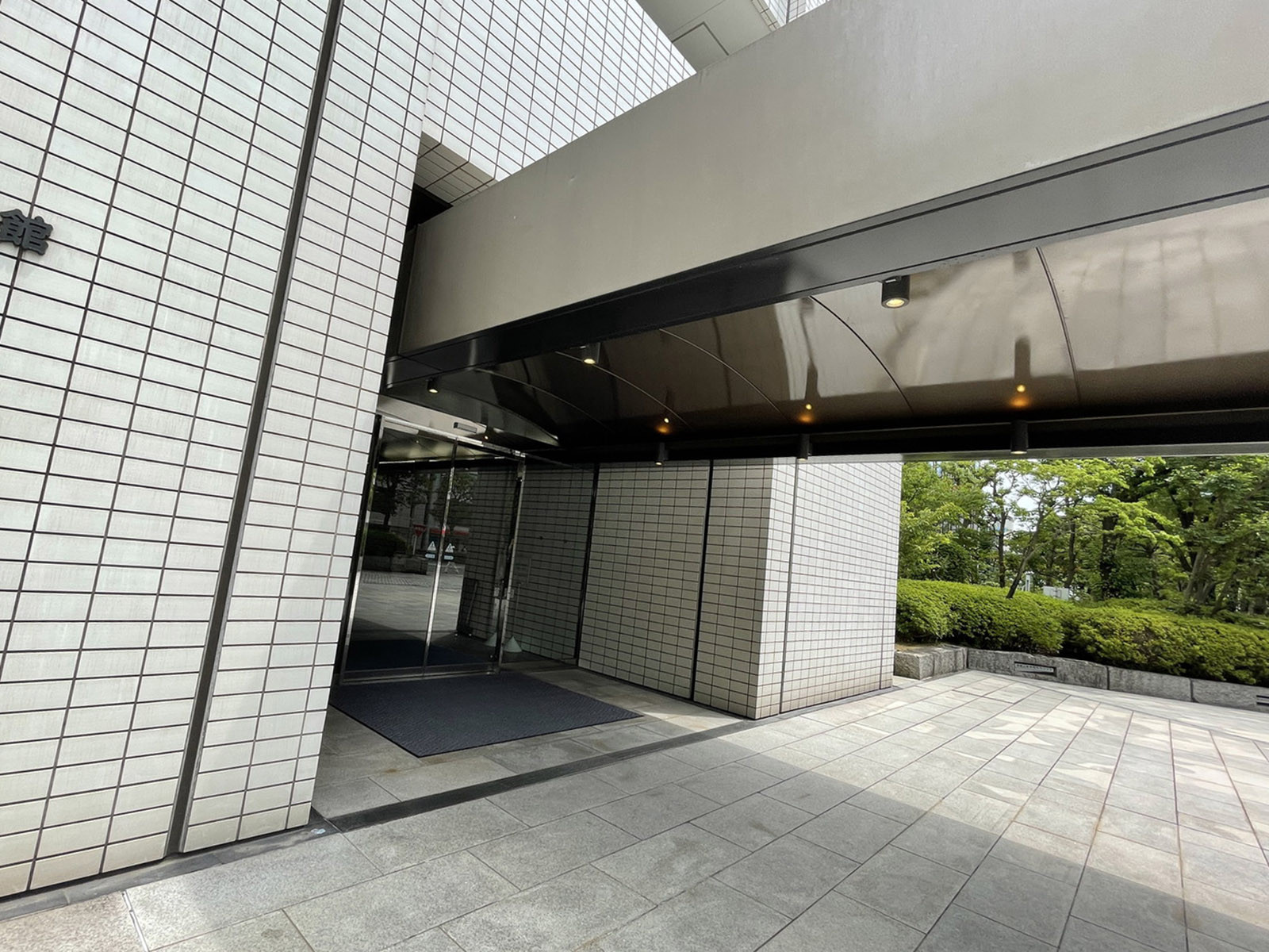 オフィスビル出入口